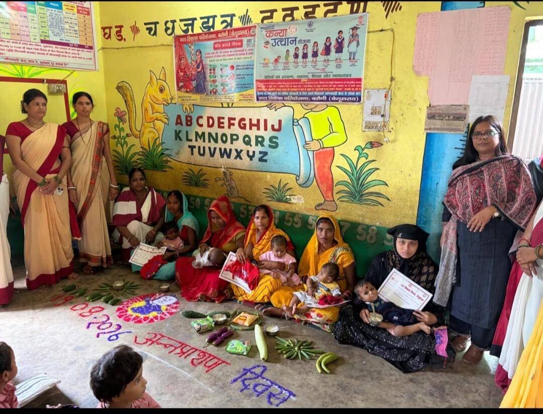 पिपरा देवास में बालिका जन्मोत्सव और अन्नप्राशन दिवस आयोजित, कुपोषण मिटाने पर जोर
संवाददाता मुकेश कुमार
बरौनी (बेगूसराय): प्रखंड के पिपरा देवास पंचायत स्थित आंगनवाड़ी केंद्र संख्या 4 (बाबा स्थान) पर बुधवार को बाल विकास परियोजना के तहत एक विशेष कार्यक्रम का आयोजन किया गया। बाल विकास परियोजना पदाधिकारी (सीडीपीओ) प्रीति कुमारी की अध्यक्षता में आयोजित इस कार्यक्रम में 'बालिका जन्मोत्सव' और 'अन्नप्राशन दिवस' धूमधाम से मनाया गया।
कार्यक्रम का मुख्य उद्देश्य
समाज में बेटियों के प्रति सकारात्मक सोच को बढ़ावा देना।
शिशुओं के सही पोषण के प्रति अभिभावकों को जागरूक करना।
क्षेत्र से कुपोषण को पूरी तरह समाप्त करना।
6 माह बाद ऊपरी आहार अनिवार्यः सीडीपीओप्रीति कुमारी ने बताया कि शिशु के 6 माह पूरे होने के बाद स्तनपान के साथ-साथ पौष्टिक ऊपरी आहार देना बेहद जरूरी है। यह बच्चे के शारीरिक और मानसिक विकास के लिए अत्यंत अनिवार्य है। सही समय पर सही पोषण देने से बच्चों में कुपोषण की संभावना को समाप्त किया जा सकता है।
मौके पर मौजूद गणमान्य इस अवसर पर महिला पर्यवेक्षिका मन्नू कुमारी सहित सेविका बेबी कुमारी, राखी कुमारी, मीनू कुमारी, अंजू कुमारी और जीवन कुमारी उपस्थित थीं। साथ ही बड़ी संख्या में स्थानीय लाभार्थी बच्चे और उनके अभिभावक भी मौजूद रहे
