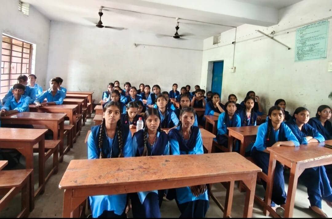 बरौनी प्रखंड के पिपरा देवस हाई स्कूल परिसर में
बीहट
बरौनी प्रखंड के पिपरा देवस स्कूल में तुलसीदास जयंती का भव्य आयोजन, प्रधानाध्यापक अनिल कुमार चौधरी ने महाकवि को किया नमन पिपरा। स्थानीय पिपरा हाई स्कूल के प्रांगण में गोस्वामी तुलसीदास जी की जयंती पूरी श्रद्धा और हर्षोल्लास के साथ मनाई गई। कार्यक्रम की अध्यक्षता विद्यालय के प्रधानाध्यापक अनिल कुमार चौधरी ने की। इस अवसर पर विद्यालय के शिक्षकों एवं छात्र-छात्राओं ने महाकवि तुलसीदास जी के चित्र पर माल्यार्पण एवं पुष्पांजलि अर्पित कर उन्हें कोटि-कोटि नमन किया।
समारोह को संबोधित करते हुए प्रधानाध्यापक अनिल कुमार चौधरी ने तुलसीदास जी की अमर पंक्तियों का उल्लेख करते हुए कहा:
"तुलसी साथी विपत्ति के, विद्या विनय विवेक। साहस सुकृत सुसत्यव्रत, राम भरोसा एक।।"
उन्होंने कहा कि रामचरितमानस जैसे महान ग्रंथ के रचयिता गोस्वामी तुलसीदास जी भक्ति परंपरा के शिरोमणि कवि थे। उनकी रचनाएंजाति को सन्मार्ग पर चलने और जीने की राह दिखाती रहेंगी। संकट के समय में विद्या, विनय, विवेक, साहस, सत्कर्म और ईश्वर पर भरोसा ही मनुष्य का सच्चा साथी होता है- यही तुलसीदास जी का अमर संदेश है।
कार्यक्रम के अंत में प्रधानाध्यापक अनिल कुमार चौधरी ने समस्त क्षेत्रवासियों, शिक्षकों एवं विद्यार्थियों को तुलसीदास जयंती की हार्दिक बधाई व शुभकामनाएं दीं। इस दौरान विद्यालय परिवार के अन्य शिक्षक एवं छात्र उपस्थित रहे