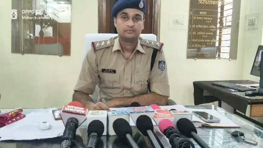 नरवर में शराब कंपनी के मैनेजर को लगी गोली, ग्वालियर में इलाज के दौरान मौत
शिवपुरी। नरवर-मगरौनी क्षेत्र में बुधवार रात शराब कंपनी के मैनेजर पंकज राय को संदिग्ध परिस्थितियों में गोली लग गई। गंभीर हालत में उन्हें नरवर से ग्वालियर रेफर किया गया, जहां उपचार के दौरान उनकी मौत हो गई।
बताया जा रहा है कि घटना के समय शराब कंपनी के करीब 4-5 लोग मौके पर मौजूद थे। गोली किन परिस्थितियों में चली और पंकज राय को गोली कैसे लगी, इसे लेकर फिलहाल स्थिति स्पष्ट नहीं है।
घटना की सूचना मिलते ही पुलिस मौके पर पहुंची और मामले की जांच शुरू कर दी। पुलिस घटना के दौरान मौजूद लोगों से पूछताछ करने के साथ ही गोली चलने की परिस्थितियों का पता लगाने में जुटी है।
पुलिस जांच पूरी होने के बाद ही घटना की वास्तविक वजह और गोली चलने की स्थिति स्पष्ट हो सकेगी।