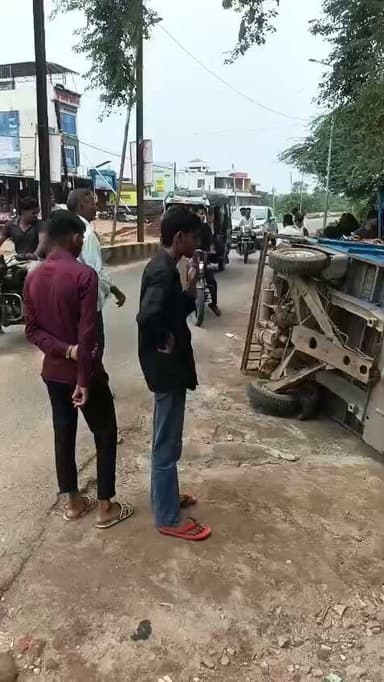 महुअर पुल के पास सड़क पर सरिया लोडिंग के दौरान पलटी तीन पहिया टैक्सी, दो घायल
करैरा। करैरा के महुअर पुल के पास सड़क पर सरिया लोडिंग के दौरान बड़ा हादसा हो गया। सड़क किनारे अतिक्रमण कर लगी दुकान के सामने तीन पहिया टैक्सी खड़ी कर उसमें सरिया भरा जा रहा था। इसी दौरान सरिया से लदी टैक्सी अचानक अनियंत्रित होकर सड़क पर पलट गई।
बताया जा रहा है कि टैक्सी पलटने के दौरान वहां से गुजर रहे मोटरसाइकिल सवार इसकी चपेट में आ गए। हादसे में दो लोग घायल हुए हैं। घटना के बाद मौके पर अफरा-तफरी का माहौल बन गया। स्थानीय लोगों की मदद से घायलों को उपचार के लिए भेजे जाने की जानकारी सामने आई है।
सड़क पर लोडिंग-अनलोडिंग से बढ़ रहा हादसों का खतरा
स्थानीय लोगों का आरोप है कि करैरा क्षेत्र में कई स्थानों पर सड़क किनारे अतिक्रमण और दुकानों के सामने वाहनों को खड़ा कर सामान की लोडिंग-अनलोडिंग की जाती है। इससे सड़क की चौड़ाई कम हो जाती है और वाहन चालकों को आवागमन में परेशानी का सामना करना पड़ता है।
महुअर पुल के पास भी सड़क पर वाहन खड़ा कर सरिया लोड किए जाने के दौरान यह हादसा सामने आया। लोगों का कहना है कि यदि सड़क पर इस तरह लोडिंग-अनलोडिंग का सिलसिला जारी रहा तो भविष्य में कोई बड़ा हादसा भी हो सकता है।
प्रशासन की कार्रवाई पर सवाल
स्थानीय नागरिकों का कहना है कि अतिक्रमण की समस्या को लेकर कई बार आवाज उठाई जा चुकी है, लेकिन प्रभावी कार्रवाई नहीं होने से हालात जस के तस बने हुए हैं। सड़क किनारे अतिक्रमण और बेतरतीब तरीके से वाहनों की पार्किंग के कारण लगातार दुर्घटनाओं का खतरा बना हुआ है।
अब सवाल यह है कि प्रशासन कब जागेगा और महुअर पुल सहित करैरा की सड़कों से अतिक्रमण हटाकर यातायात व्यवस्था को सुरक्षित बनाया जाएगा?