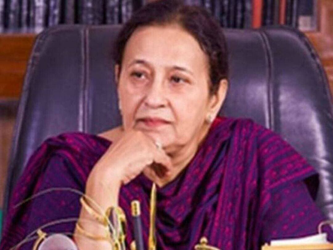 आजम की पत्नी बोलीं- सरकार ने मुझे रातों-रात डकैत बना दिया, जौहर यूनिवर्सिटी बनाने में नियम नहीं तोड़े; क्या DM-SSP के घरों के नक्शे पास हैं?
‘प्रोफेसर पद से रिटायर होने के बाद जब मैंने यूनिवर्सिटी का काम देखना शुरू किया, तब रातों-रात मेरे ऊपर 60-70 मुकदमे लगा दिए। मैं चोर भी हो गई और डकैत भी। अपराधियों के जो भी काम होते हैं, सब मुझसे जोड़ दिए गए।’
ये कहते हुए सपा नेता आजम खान की पत्नी तंजीम फातिमा भावुक हो गईं। उन्होंने कहा- रहा सवाल नक्शा पास नहीं होने का, तो DM-SSP के घरों के नक्शे भी पास नहीं होते हैं। फिर जौहर यूनिवर्सिटी, रामपुर डेवलपमेंट अथॉरिटी बनने से पहले बनीं थी। इसलिए कोई नियम नहीं तोड़े गए। तंजीम फातिमा से यह खास बातचीत दैनिक भास्कर को दिए गए साक्षात्कार के दौरान हुई थी।
क्या आजम चुनाव लड़ेंगे? इस पर तंजीम कहती हैं- मैंने कभी आजम साहब को राजनीति छोड़ने की सलाह नहीं दी। मैं बता दूं कि राजनीति से ज्यादा बड़ी उपलब्धि उनके लिए जौहर यूनिवर्सिटी है।
RDA (रामपुर डेवलपमेंट अथॉरिटी) 2005 में बना था। उस समय सींगनखेड़ा गांव, जहां यूनिवर्सिटी बनी है, RDA के दायरे में नहीं आता था। 2015 में नया नोटिफिकेशन जारी हुआ और सींगनखेड़ा को RDA के दायरे में शामिल किया गया। जब यूनिवर्सिटी बनी, उस समय RDA के दायरे में यह इलाका था ही नहीं, तो वहां का नक्शा अथॉरिटी से कैसे पास कराया जाता?
तंजीम फातिमा ने कहा ये सिर्फ राजनीतिक मुद्दा है। सींगनखेड़ा गांव में यूनिवर्सिटी के अलावा सैकड़ों लोग रहते हैं। किसी के घर का नक्शा पास नहीं है। रामपुर या दूसरे शहरों में देख लीजिए, यहां तक कि DM और SP के सरकारी आवासों के नक्शे भी नहीं हैं। अगर प्रशासन कार्रवाई करती है तो माना जाएगा कि यह सिर्फ एक शिक्षण संस्था को खत्म करने के लिए हुआ है।
आज़म के पूरे परिवार पर लगे तमाम केस पर तंजीम फातिमा बोली यह पूरी तरह राजनीतिक दुश्मनी है। राजनीति में आने से पहले मैं डिग्री कॉलेज में प्रोफेसर थी। रिटायरमेंट तक मेरी ईमानदारी पर कोई सवाल नहीं उठा। लेकिन, रिटायर होने के बाद यूनिवर्सिटी का काम संभाला तो मेरे खिलाफ 60-70 मुकदमे दर्ज हो गए। अचानक मैं चोर और डकैत हो गई।
अखिलेश यादव पर तंजीम फातिमा बोली अखिलेश यादव और पूरी सपा हमारे साथ खड़ी रही है। पार्टी ने हमें हर तरह से पूरा सहयोग दिया है। शिवपाल सिंह खुद जेल में आजम साहब से मिलने गए और प्रेस कॉन्फ्रेंस भी की। इस यूनिवर्सिटी को बनाने में मुलायम सिंह जी का भी बहुत बड़ा योगदान रहा है।