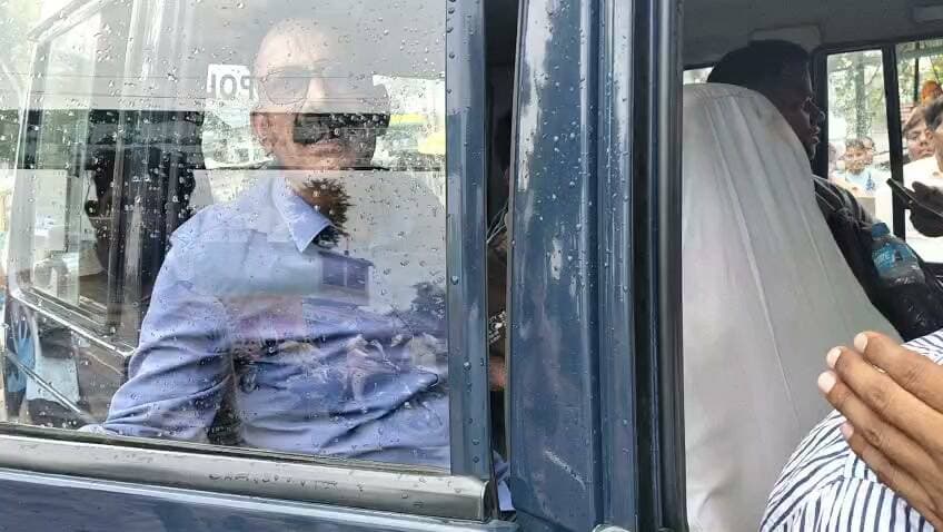 Sambhal
संभल मे अमन लेखपाल को एंटी करप्शन टीम ने 10 हजार की रिश्वत के साथ किया गिरफ्तार, भूमि मापने के नाम पर ली गई थी रिश्वत, रिश्वत मे गिरफ्तार कर पुलिस अग्रिम कार्रवाई मे जुटी,गिरफ्तारी पर मचा हड़कंप, धनारी थाना क्षेत्र का मामला।