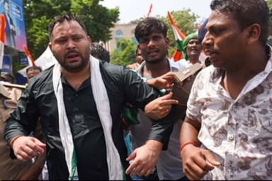 पटना: लोकभवन मार्च से सामने आईं प्रदर्शन की तस्वीरें
#patna #PatnaProtest #न्यू़जबिहारकीआवाज #newsbiharkiaawaj #TejashwiYadav