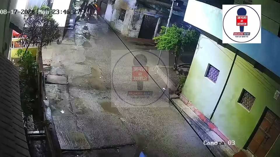 मोकामा के वार्ड नंबर 15 में आधी रात तंत्र-मंत्र का खेल, ग्रामीणों में दहशत का माहौल
मोकामा। नगर परिषद क्षेत्र के वार्ड नंबर 15 में देर रात तंत्र-मंत्र और काले जादू की गतिविधियों से स्थानीय निवासियों के बीच भारी खौफ का माहौल बना हुआ है। देर रात एक समूह को कथित तौर पर आपत्तिजनक सामग्रियों के साथ तांत्रिक अनुष्ठान और टोना-टोटका करते देखा गया, जिसके बाद से क्षेत्र के लोगों में डर और असमंजस की स्थिति व्याप्त है।
प्रत्यक्षदर्शियों के अनुसार, देर रात कुछ अज्ञात लोगों का समूह एक स्थान पर एकत्रित हुआ और दीए, सिंदूर, नींबू, पुतले और अन्य तांत्रिक सामग्रियों के साथ अनुष्ठान करने लगा। आहट मिलने पर जब आसपास के लोगों ने पड़ताल करने की कोशिश की, तो संदिग्ध गतिविधि में शामिल लोग अंधेरे का फायदा उठाकर मौके से फरार हो गए। सुबह घटना स्थल पर मिली संदिग्ध सामग्रियों को देखकर ग्रामीणों में भय और गहरा गया है।
स्थानीय निवासियों का कहना है कि इस तरह की अंधविश्वासी गतिविधियों से क्षेत्र का माहौल खराब हो रहा है। विशेष रूप से बच्चों और महिलाओं में इस घटना को लेकर गहरा डर देखा जा रहा है। ग्रामीणों ने पुलिस प्रशासन से मांग की है कि इलाके में रात्रि गश्त बढ़ाई जाए और ऐसे अंधविश्वासी कृत्य कर माहौल बिगाड़ने तथा लोगों को डराने वाले असमाजिक तत्वों की पहचान कर सख्त कानूनी कार्रवाई की जाए।
#Mokama