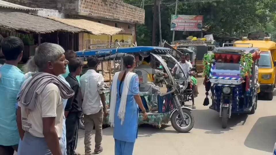 मोकामा: तेज रफ्तार ई-रिक्शा ने पूर्वी रेलवे फाटक में मारी जोरदार टक्कर, बैरियर क्षतिग्रस्त
मोकामा। नगर परिषद क्षेत्र स्थित पूर्वी रेलवे गुमटी (फाटक) पर बुधवार को एक बड़ा हादसा होते-होते टल गया। अनियंत्रित और तेज रफ्तार ई-रिक्शा ने बंद हो रहे पूर्वी रेलवे फाटक में जोरदार टक्कर मार दी। इस हादसे में रेलवे का बैरियर बुरी तरह क्षतिग्रस्त हो गया। हालांकि, गनीमत यह रही कि दुर्घटना के समय फाटक से कोई ट्रेन नहीं गुजर रही थी, जिससे एक बड़ा रेल हादसा होने से बच गया।
घटना के संबंध में मिली जानकारी के अनुसार, मोकामा पूर्वी रेलवे गुमटी पर डाउन लाइन से एक ट्रेन के गुजरने की सूचना पर गेटमैन फाटक बंद कर रहा था। उसी समय मोकामा बाजार की ओर से आ रहा एक ई-रिक्शा अचानक अनियंत्रित हो गया और सीधे रेलवे बैरियर से जा टकराया। टक्कर इतनी जबरदस्त थी कि लोहे का बैरियर बीच से मुड़ गया और उसका तंत्र पूरी तरह से खराब हो गया।
टक्कर की आवाज सुनकर आसपास मौजूद स्थानीय लोग और रेलकर्मी तुरंत मौके पर पहुंचे। घटना के बाद ई-रिक्शा चालक वाहन छोड़कर फरार होने में कामयाब रहा, जबकि उसमें बैठे यात्रियों को मामूली चोटें आईं।