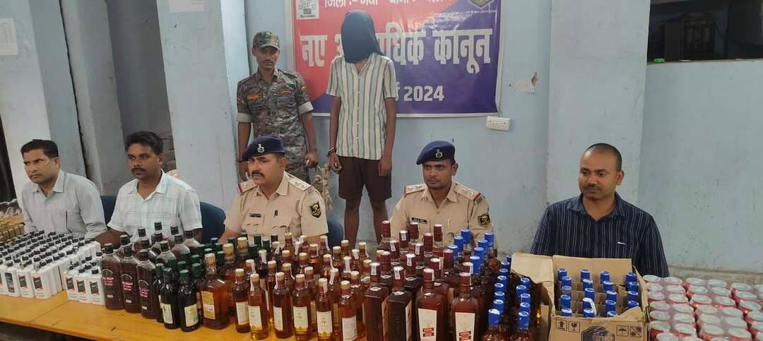 बेलागंज बाजार से पुलिस ने भारी मात्रा में अं/ग्रे/जी श*राब के साथ एक यु/व/क को किया गि/रफ्ता*र