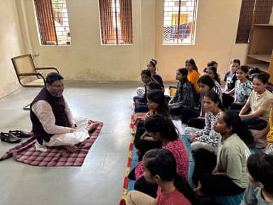 अजा वर्ग की समस्याओं के निराकरण के लिए आयोग प्रतिबद्ध : डॉ. कैलाश जाटव
________________
खरगोन 19 अगस्त 2026। मध्यप्रदेश राज्य अनुसूचित जाति आयोग के अध्यक्ष डॉ. कैलाश जाटव ने बुधवार को खरगोन जिले के प्रवास के दौरान अनुसूचित जाति वर्ग के छात्रावासों एवं आश्रमों का भ्रमण किया। उन्होंने यहां रह रहे विद्यार्थियों से संवाद कर उनकी शिक्षा, सुविधाओं एवं व्यवस्थाओं की जानकारी ली और बच्चों से चर्चा की।
डॉ. जाटव ने प्रातः 11 बजे जिला पंचायत खरगोन में बैठक में सहभागिता की। बैठक में जनप्रतिनिधियों के साथ मध्यप्रदेश राज्य अनुसूचित जाति आयोग की भूमिका एवं शक्तियों के साथ ही अनुसूचित जाति वर्ग से जुड़ी विभिन्न समस्याओं और उनके निराकरण के संबंध में विस्तार से चर्चा की गई।
इसी क्रम में दोपहर 03 बजे जिला पंचायत कार्यालय खरगोन में अनुसूचित जाति वर्ग के सामाजिक संवाद कार्यक्रम का आयोजन किया गया। कार्यक्रम में सामाजिक एवं धार्मिक बुद्धिजीवी, विशिष्टजन तथा समाज के प्रतिनिधि उपस्थित रहे। डॉ. जाटव ने उपस्थितजनों से संवाद करते हुए अजा वर्ग से संबंधित विषयों, समस्याओं एवं सुझावों पर विस्तृत चर्चा की।
कार्यक्रमों के दौरान जिले के वरिष्ठ अधिकारी, जनप्रतिनिधि एवं संबंधित विभागों के अधिकारी उपस्थित रहे। अध्यक्ष डॉ. जाटव ने कहा कि आयोग अनुसूचित जाति वर्ग के हितों के संरक्षण, उनकी समस्याओं के निराकरण एवं उन्हें उनके अधिकारों के प्रति जागरूक करने के लिए निरंतर कार्य कर रहा है।
#JansamparkMP #khargone