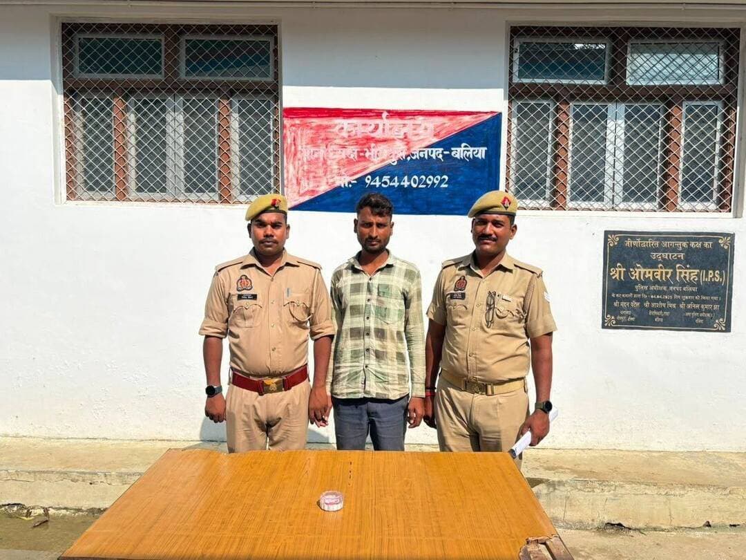 भीमपुरा पुलिस ने <nis:link nis:type=tag nis:id=लूट nis:value=लूट nis:enabled=true nis:link/> का किया खुलासा, वांछित अभियुक्त गिरफ्तार; पीली धातु की चेन बरामद
<nis:link nis:type=tag nis:id=बलिया: nis:value=बलिया: nis:enabled=true nis:link/> थाना भीमपुरा पुलिस ने लूट के मामले का खुलासा करते हुए एक वांछित अभियुक्त को गिरफ्तार किया है। पुलिस ने उसके कब्जे से पीली धातु की टूटी हुई गले की चेन बरामद की है। गिरफ्तार अभियुक्त की पहचान पिन्टू मौर्या पुत्र सुरेमन मौर्या, निवासी बैरमपुर, थाना दोहरीघाट, जनपद मऊ के रूप में हुई है।
पुलिस के अनुसार, 6 जुलाई 2026 को एक महिला ने थाना <nis:link nis:type=tag nis:id=भीमपुरा nis:value=भीमपुरा nis:enabled=true nis:link/> में तहरीर देकर बताया था कि दो अज्ञात व्यक्ति विद्यालय में एडमिशन की बात करते हुए उसके गले से चेन छीनकर फरार हो गए। मामले में मुकदमा संख्या 103/2026, धारा 309(4) बीएनएस के तहत मुकदमा दर्ज किया गया था।
विवेचना के दौरान सीसीटीवी फुटेज और अन्य साक्ष्यों के आधार पर मामले में आनन्द उर्फ गोलू मौर्या और पिन्टू मौर्या के नाम सामने आए। पुलिस ने बताया कि आनन्द उर्फ गोलू मौर्या महाराष्ट्र के तलोजा स्थित जिला कारागार में एक अन्य मुकदमे में निरुद्ध था, जिसे वारंट-बी के माध्यम से तलब कर 18 अगस्त को जेल भेजा जा चुका है।
इसी क्रम में बुधवार को उपनिरीक्षक श्रीकृष्ण प्रजापति पुलिस टीम के साथ वांछित अभियुक्त की तलाश में जुटे थे। मुखबिर की सूचना पर पुलिस ने इब्राहिमपट्टी-प्रेमरजा नहर रोड से पिन्टू मौर्या को दोपहर करीब 2:15 बजे <nis:link nis:type=tag nis:id=गिरफ्तार nis:value=गिरफ्तार nis:enabled=true nis:link/> कर लिया। तलाशी के दौरान उसके कब्जे से एक पीली धातु की टूटी हुई गले की चेन बरामद हुई।
<nis:link nis:type=tag nis:id=पुलिस nis:value=पुलिस nis:enabled=true nis:link/> ने गिरफ्तारी और बरामदगी के आधार पर मुकदमे में धारा 3(5) और 317(2) बीएनएस की बढ़ोतरी की। आवश्यक विधिक कार्रवाई पूरी करने के बाद अभियुक्त को न्यायालय भेज दिया गया।
गिरफ्तार करने वाली पुलिस टीम में उपनिरीक्षक श्रीकृष्ण प्रजापति, हेड कांस्टेबल अमित मिश्रा और कांस्टेबल निलेश चौहान शामिल रहे।