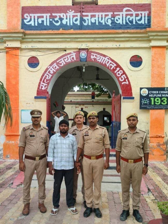 पीड़िता के अपहरण, छेड़खानी और मारपीट के मामले में वांछित अभियुक्त गिरफ्तार
<nis:link nis:type=tag nis:id=बलिया। nis:value=बलिया। nis:enabled=true nis:link/> उभांव थाना <nis:link nis:type=tag nis:id=पुलिस nis:value=पुलिस nis:enabled=true nis:link/> ने पीड़िता के अपहरण/व्यपहरण, छेड़खानी और मारपीट के मामले में लंबे समय से वांछित चल रहे एक अभियुक्त को <nis:link nis:type=tag nis:id=गिरफ्तार nis:value=गिरफ्तार nis:enabled=true nis:link/> कर <nis:link nis:type=tag nis:id=न्यायालय nis:value=न्यायालय nis:enabled=true nis:link/> भेज दिया। पुलिस ने यह कार्रवाई अपराध एवं अपराधियों के विरुद्ध चलाए जा रहे अभियान के तहत की।
पुलिस के अनुसार, 1 जुलाई 2025 को वादिनी की तहरीर के आधार पर थाना उभांव में <nis:link nis:type=tag nis:id=मुकदमा nis:value=मुकदमा nis:enabled=true nis:link/> अपराध संख्या 183/2025 के तहत बीएनएस की विभिन्न धाराओं में मुकदमा दर्ज किया गया था। मामले की विवेचना के साथ ही वांछित अभियुक्त की गिरफ्तारी के लिए पुलिस लगातार दबिश दे रही थी।
इसी क्रम में 19 अगस्त 2026 की सुबह करीब 3:50 बजे उभांव पुलिस टीम को मुखबिर से सूचना मिली। सूचना के आधार पर पुलिस टीम ने मऊ जनपद के मधुबन थाना क्षेत्र स्थित कुंवर पुरवां में दबिश देकर मुकदमे में वांछित अभियुक्त अरुण यादव उर्फ गरुण <nis:link nis:type=tag nis:id=पुत्र nis:value=पुत्र nis:enabled=true nis:link/> हीरा यादव को उसके घर से गिरफ्तार कर लिया।
गिरफ्तार अभियुक्त के विरुद्ध आवश्यक विधिक कार्रवाई करते हुए पुलिस ने उसे न्यायालय बलिया भेज दिया।
गिरफ्तारी करने वाली टीम में उपनिरीक्षक सूर्य प्रकाश दूबे, उपनिरीक्षक सूबेदार यादव समेत थाना उभांव के पुलिसकर्मी तथा महिला कांस्टेबल कंचन शामिल रहीं।