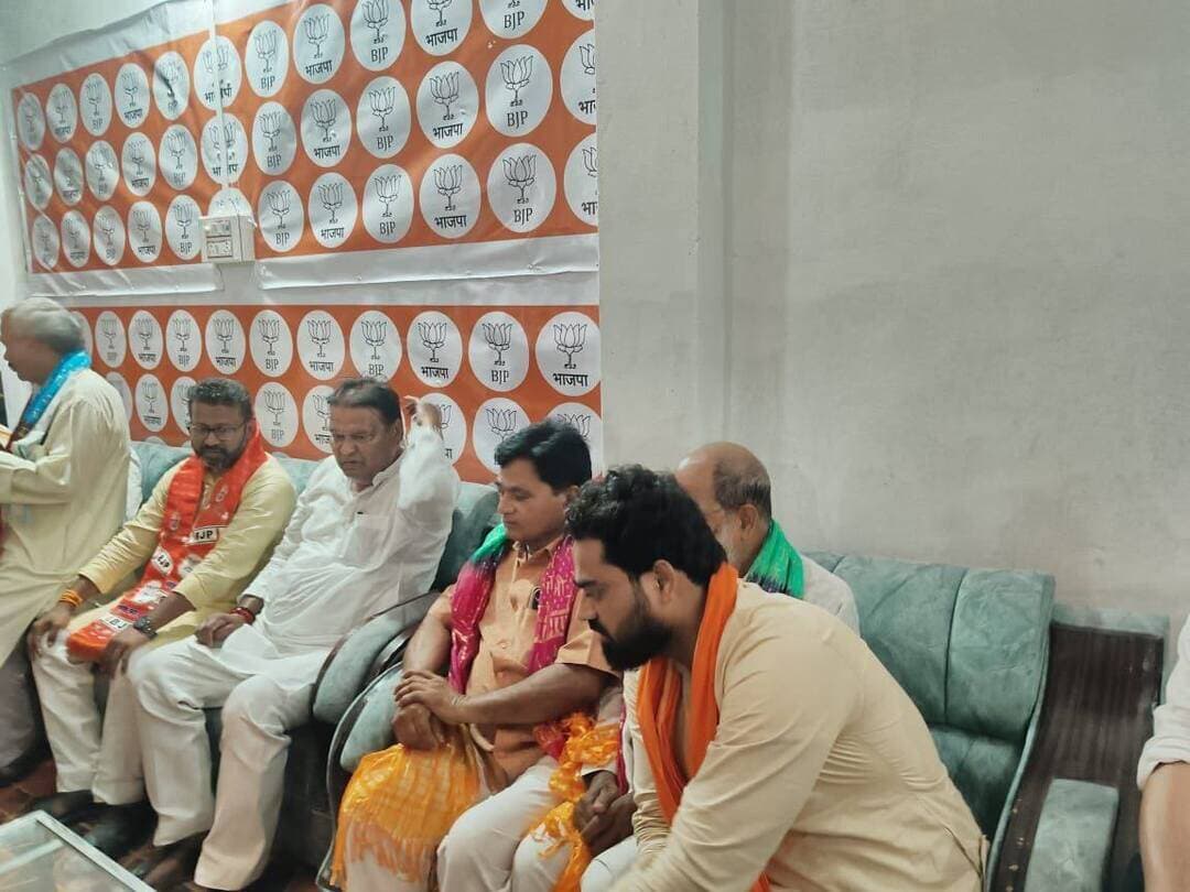 भाजपा के राष्ट्रीय संगठन में यूपी के 8 चेहरों को जगह, रवींद्र कुशवाहा बोले- 2027 में हर हाल में बनेगी भाजपा सरकार
बलिया: भाजपा के राष्ट्रीय संगठन में उत्तर प्रदेश से आठ नेताओं को महत्वपूर्ण जिम्मेदारी मिलने पर सलेमपुर लोकसभा क्षेत्र के पूर्व सांसद रवींद्र कुशवाहा ने बुधवार को बेल्थरारोड में अपनी प्रतिक्रिया व्यक्त की। उन्होंने कहा कि उत्तर प्रदेश देश का सबसे बड़ा राजनीतिक रूप से महत्वपूर्ण राज्य है और राष्ट्रीय राजनीति में इसकी भूमिका बेहद अहम है। ऐसे में राष्ट्रीय संगठन में यूपी की मजबूत भागीदारी स्वाभाविक और आवश्यक है।
पूर्व सांसद ने कहा कि 2027 का विधानसभा चुनाव भाजपा के लिए बेहद महत्वपूर्ण है। उत्तर प्रदेश में हर हाल में भाजपा की सरकार बनानी है। इसके लिए संगठन को बूथ स्तर से लेकर राष्ट्रीय स्तर तक और अधिक मजबूत करने की जरूरत है। राष्ट्रीय संगठन में यूपी के नेताओं को जिम्मेदारी मिलने से कार्यकर्ताओं में उत्साह बढ़ेगा और चुनावी तैयारियों को भी मजबूती मिलेगी।
रवींद्र कुशवाहा ने कहा कि भाजपा एक मजबूत संगठन आधारित राजनीतिक दल है और चुनाव में संगठन की भूमिका सबसे महत्वपूर्ण होती है। उत्तर प्रदेश में पार्टी की स्थिति को और प्रभावी बनाने के लिए सभी कार्यकर्ताओं और पदाधिकारियों को एकजुट होकर काम करना होगा।
उन्होंने भरोसा जताया कि संगठन की मजबूती और कार्यकर्ताओं की मेहनत के दम पर 2027 में उत्तर प्रदेश में एक बार फिर भाजपा की सरकार बनेगी।
<nis:link nis:type=tag nis:id=bjp nis:value=BJP nis:enabled=true nis:link/> <nis:link nis:type=tag nis:id=uttarpradesh nis:value=UttarPradesh nis:enabled=true nis:link/> <nis:link nis:type=tag nis:id=ravindrakushwaha nis:value=RavindraKushwaha nis:enabled=true nis:link/> <nis:link nis:type=tag nis:id=belthararoad nis:value=BeltharaRoad nis:enabled=true nis:link/> <nis:link nis:type=tag nis:id=ballia nis:value=Ballia nis:enabled=true nis:link/>