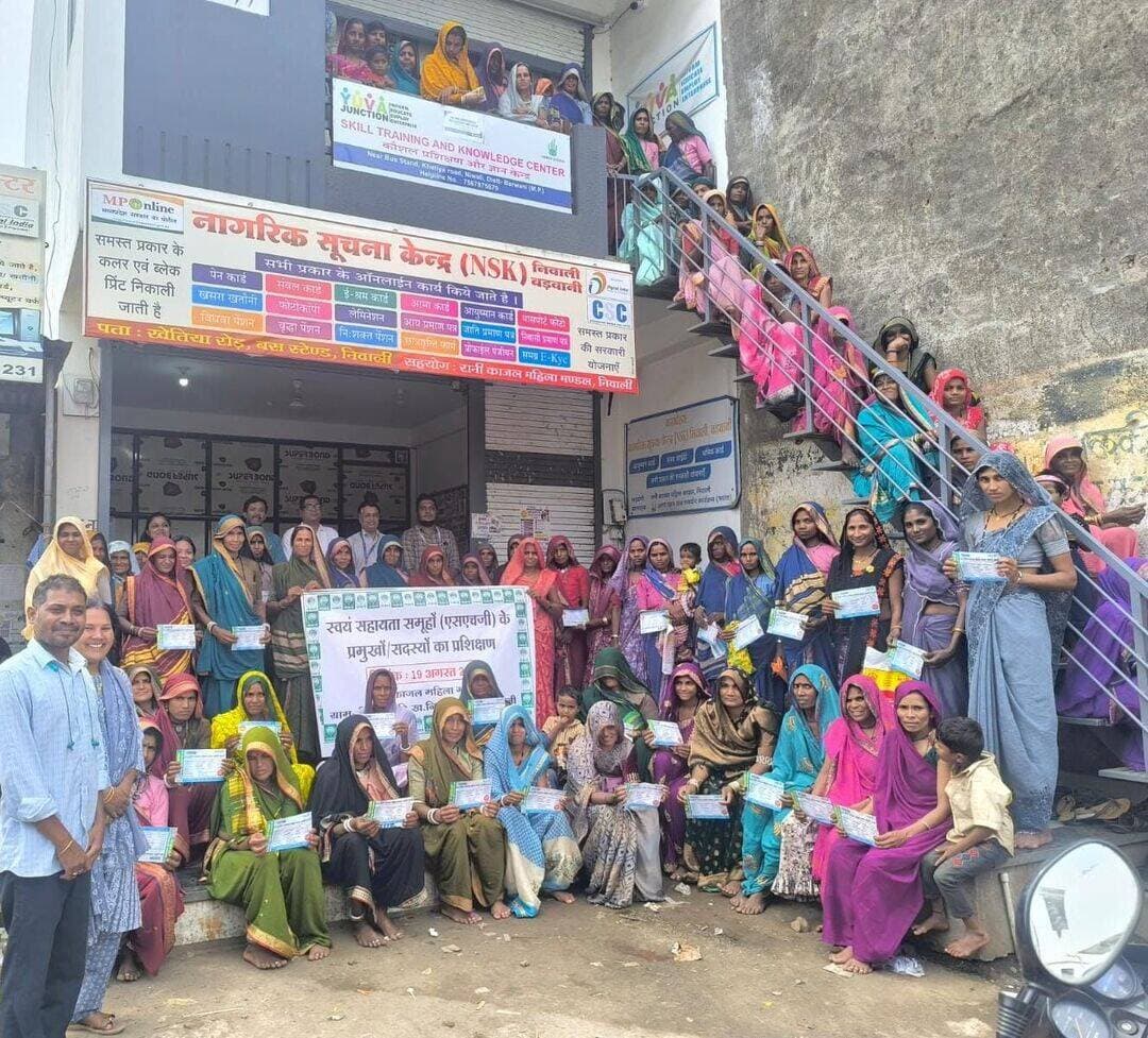 *नाबार्ड के वित्तीय सहयोग एवं आगा खान ग्राम समर्थन कार्यक्रम (भारत) के सहयोग से निवाली में स्व-सहायता समूह की महिलाओं का क्षमता संवर्धन प्रशिक्षण आयोजित*
बड़वानी 19 अगस्त 2026/राष्ट्रीय कृषि एवं ग्रामीण विकास बैंक (नाबार्ड) के वित्तीय सहयोग तथा आगा खान ग्राम समर्थन कार्यक्रम (भारत) के सहयोगी संस्था के रूप में तहसील निवाली में रानी काजल महिला मंडल में स्व-सहायता समूह की महिला सदस्यों के लिए एक दिवसीय क्षमता संवर्धन प्रशिक्षण कार्यक्रम का आयोजन किया गया। प्रशिक्षण में विभिन्न ग्रामों से 82 महिला सदस्यों ने उत्साहपूर्वक भाग लिया।
कार्यक्रम के मुख्य अतिथि नाबार्ड, बड़वानी के जिला विकास प्रबंधक श्री नवीन श्रीवास्तव रहे। उन्होंने महिलाओं को स्व-सहायता समूहों की भूमिका, वित्तीय सशक्तिकरण, बचत एवं ऋण प्रबंधन, बैंकिंग सेवाओं के प्रभावी उपयोग, आजीविका संवर्धन तथा सरकारी योजनाओं से जुड़कर आर्थिक रूप से सशक्त बनने के संबंध में महत्वपूर्ण जानकारी प्रदान की।
प्रशिक्षण में आरसेटी बड़वानी से डायरेक्टर श्री संजू बरबरे एवं श्री यश सेठी ने महिलाओं को उद्यमिता विकास, स्वरोजगार के अवसर, कौशल विकास तथा छोटे व्यवसाय स्थापित करने के विभिन्न पहलुओं पर मार्गदर्शन दिया।
आगा खान ग्राम समर्थन कार्यक्रम (भारत) की ओर से कार्यक्रम प्रबंधक श्री देवराम यादव, संकुल प्रबंधक श्री अनिल चौहान,दीपक यादव, प्रकाश सेनानी फेडरेशन इंचार्ज उपस्थित रहे। सभी ने महिलाओं को समूहों को मजबूत बनाने, नेतृत्व क्षमता विकसित करने तथा आजीविका के माध्यमों को बढ़ाकर आत्मनिर्भर बनने के लिए प्रेरित किया।
प्रशिक्षण के दौरान स्व-सहायता समूहों के प्रभावी संचालन, वित्तीय अनुशासनवो उपयोगी बताते हुए भविष्य में भी ऐसे कार्यक्रम नियमित रूप से आयोजित किए जाने की अपेक्षा व्यक्त की।रानी काजल महिला मंडल निवाली की और से फेडरेशन की अध्यक्ष जास्ती बाई द्वारा सभी का आभार व्यक्त किया गया।
<nis:link nis:type=tag nis:id=jansamparkmp nis:value=JansamparkMP nis:enabled=true nis:link/>
<nis:link nis:type=tag nis:id=badwani nis:value=Badwani nis:enabled=true nis:link/>
