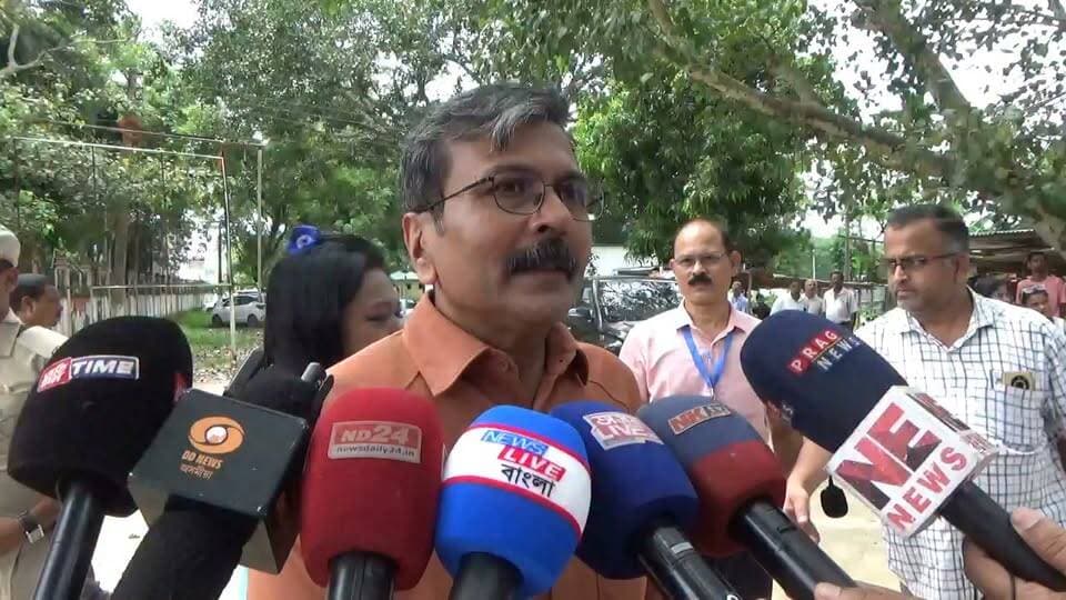 হোজাই জিলাৰ আয়ুক্ত সঞ্জয় দত্তৰ উপস্থিতিত ভ্ৰমণ কৰিবলৈ যোৱা এগৰাকী শিক্ষাৰ্থীয়ে আজি উক্ত কাৰ্যসূচীৰ ফ্লেগঅফ কৰে