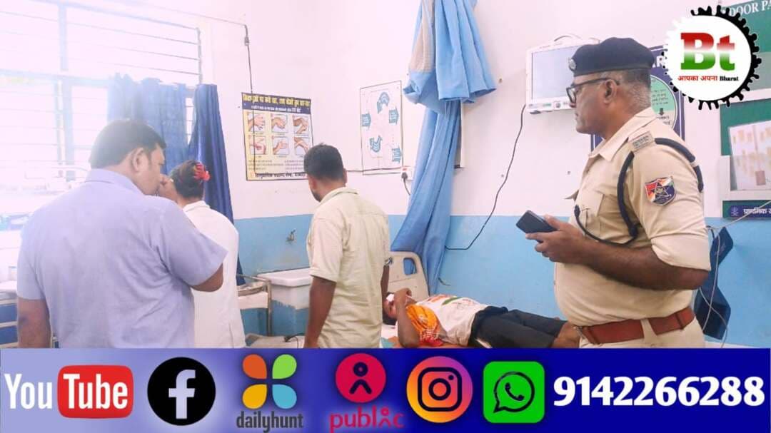 बछवाड़ा जंक्शन के प्लेटफार्म संख्या 5 बरौनी-बछवाड़ा रेलखंड के पूर्वी छोर पर बुधवार को एक युवक चक्कर खाकर प्लेटफार्म पर गिर गया। जिस वजह से युवक के चेहरे और नाक पर गंभीर चोटे आई।
आनन-फानन में रेलवे सुरक्षा बल के एसआई रामप्रसाद यादव और अन्य सुरक्षा बलों द्वारा इलाज के लिए सामुदायिक स्वास्थ्य केंद्र बछवाड़ा लाया गया। जहां प्राथमिक उपचार के उपरांत समुचित इलाज के लिए उक्त घायल को सदर अस्पताल बेगूसराय रेफर किया गया।
घायल की पहचान रानी एक पंचायत के वार्ड संख्या 8 आजाद नगर गांव निवासी अशोक पासवान के पुत्र पुलकित कुमार के रूप में की गई है।
एसआई रामप्रसाद यादव ने बताया कि घायल युवक प्लेटफार्म संख्या 5 के पूर्वी छोर बरौनी-बछवाड़ा रेलखंड की ओर से आ रहा था। इसी दौरान अचानक चक्कर खाकर वह प्लेटफार्म पर गिर गया। जिस वजह से युवक के चेहरे और नाक पर गंभीर चोट लगी।
जिन्हें इलाज के लिए सामुदायिक स्वास्थ्य केंद्र बछवाड़ा लाया गया। जहां डॉक्टरों ने प्रथम उपचार कर बेहतर इलाज के लिए उक्त घायल को सदर अस्पताल बेगूसराय रेफर कर दिया।