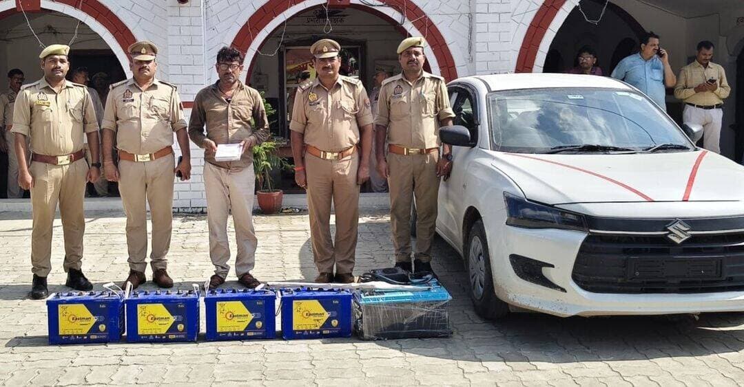 *थाना कोतवाली पुलिस व एंटी थेफ्ट टीम की संयुक्त कार्यवाही द्वारा अंतरजनपदीय शातिर E-रिक्शा बैटरी चोर को 05 अदद बैटरी व घटना में प्रयुक्त वाहन के साथ किया गया गिरफ्तार*
जनपद बस्ती ,उत्तर प्रदेश 19 अगस्त 2026
*बस्ती:* *प्रभारी निरीक्षक कोतवाली बृजानन्द सिंह* के नेतृत्व में थाना कोतवाली पुलिस व एन्टी थेफ्ट टीम बस्ती की संयुक्त कार्यवाही में अंतरजनपदीय शातिर ई-रिक्शा बैटरी चोर को गिरफ्तार किया गया है। यह गिरफ्तारी थाना कोतवाली पर पंजीकृत मु0अ0सं0-357/26 धारा 331(4), 305(ए) बीएनएस व बढ़ोत्तरी धारा 317(2) बीएनएस व मु0अ0स0 284/26 धारा 331(4),305(ए) बीएनएस व बढ़ोत्तरी धारा 317(2) बीएनएस से सम्बन्धित है।
गिरफ्तार अभियुक्त, 1 राजू कश्यप पुत्र लक्ष्मण कश्यप निवासी धोबिन पुरवा थाना जरवल रोड जनपद बहराइच उम्र करीब 42 वर्ष* को दिनांक 19.08.2026 को समय करीब 03.20 AM बजे गन्दा नाला पुल हरदिया चौराहा वाल्टरगंज रोड से हिरासत पुलिस में लिया गया।
पुलिस द्वारा प्रकाश में आये वांछित अभियुक्तों *2. शुभम यादव उर्फ संतबक्स पुत्र बृज कुमार निवासी नरसडा थाना उमरी बेगमगंज जनपद गोंडा, 3. हरिचरण पुत्र राघवराम निवासी मदरही सोनौली मोहम्मदपुर थाना उमरी बेगमगंज जनपद गोंडा, 4. विकास यादव पुत्र रामनेवाज यादव निवासी अयली परसौली घोरहनपुरवा थाना उमरी बेगमगंज जनपद गोंडा* की गिरफ्तारी का प्रयास किया जा रहा है। घटना में प्रयुक्त वाहन को कब्जे में लेकर अंतर्गत धारा 207 MV ACT सीज किया गया। आप समय 03.20 AM, स्थान: गन्दा नाला पुल, हरदिया चौराहा वाल्टरगंज रोड।
*बरामदगी का विवरण:*
1. मारुती सुजुकी डिजायर कार, रंग - सफ़ेद (घटना में प्रयुक्त)।
2. एक सब्बल, एक पिलास, 02 रिन्च, व 05 बैटरी।
3. रिक्शा बैटरी का चार्जर।
4. दो हाई सिक्यूरिटी न0 प्लेट।
अभियुक्तों द्वारा दिनांक: 05/06 अगस्त की रात को बस्ती के बड़ेबन माही मोटर्स का रात्रि में ताला तोड़कर 01 बैटरी व 01 चार्जर तथा कटरा पानी की टंकी के पास सड़क किनारे खड़े E-रिक्शा की 04 बैटरी चोरी किये थे। चोरी करने बाद डिजायर कार से ले जाकर छुपाकर रखे थे तथा 28/29 जून की रात में बस्ती शहर में घूम कर चोरी करने का प्रयास किये लेकिन मौका नहीं मिला तो पचपेडीया रोड माडल शॉप का ताला तोड़कर काउंटर से 1.5 लाख रुपया चोरी किये थे।
अभियुक्त राजू कश्यप द्वारा बताया गया कि "मैं ई-रिक्शा व अन्य गाडियों की सर्विस व बनाने का काम करता हूं। दिखाने के लिए ई-रिक्शा की बैटरी खरीदता व बेचता हूं। हम सभी लोग जो भी ई-रिक्शा की बैटरी चोरी करते है, उसको मैं अपनी दुकान पर रख लेता हूँ और ई-रिक्शा वालों को गुमराह कर कुछ सस्ते दामों पर बेच देता हूँ।" घटना में प्रयुक्त डिजायर कार संतबक्श पुत्र बृज कुमार निवासी नरसडा उमरी बेगमगंज जनपद गोंडा के नाम से होना अंकित है। रखे हुए न0 प्लेट के बारे में पूछा गया तो बताया कि "ये न0 प्लेट इसी गाडी का है, जब हम लोग रात्रि में चोरी करने निकलते है तो न0 प्लेट खोल कर गाडी में रख लेते है। साहब सब्बल, पिलास, रिन्च का प्रयोग ताला तोड़ने व बैटरी खोलने में करते है।"
*प्रभारी निरीक्षक बृजानन्द सिंह ने बताया* कि इस गैंग के खिलाफ पिछले कई महीनों से शिकायतें मिल रही थीं। पुलिस टीम ने मुखबिर की सूचना पर घेराबंदी कर मुख्य अभियुक्त को गिरफ्तार करने में सफलता प्राप्त की। पकड़े गए अभियुक्त से पूछताछ में कई अन्य चोरी की घटनाओं का भी खुलासा हुआ है। जनपद में ई-रिक्शा चालकों को हो रही असुविधा को देखते हुए यह कार्यवाही की गई है। पुलिस द्वारा फरार अभियुक्तों की धरपकड़ के लिए लगातार दबिश दी जा रही है। बहुत जल्द ही गैंग के अन्य सदस्यों को भी गिरफ्तार कर लिया जाएगा।
*गिरफ्तार अभियुक्त राजू कश्यप का आपराधिक इतिहास:*
1. मु0अ0सं0-357/26 धारा 331(4), 305(ए), 317(2) बीएनएस 2. मु0अ0स0 284/26 धारा 331(4), 305(ए), 317(2) बीएनएस
*गिरफ्तार करने वाली पुलिस टीम:*
_1.प्रभारी निरीक्षक कोतवाली श्री बृजानन्द सिंह*, जनपद बस्ती।
_2._ प्रभारी एन्टी थेफ्ट टीम श्री भानु प्रताप सिंह, जनपद बस्ती।
_3._ चौकी प्रभारी बड़ेबन, उ0नि0 जितेन्द्र सिंह थाना कोतवाली
_4.चौकी प्रभारी पटेल चौक उ0नि0 रामअशोक यादव थाना कोतवाली जनपद बस्ती
_5.हे0का0 अतुल चौबे, का0 अभिलाष सिंह, का0 सुभेन्द्र तिवारी, का0 सौरभ मिश्रा एन्टी थेफ्ट जनपद बस्ती।
_6.का0 रामसिंह, का0 हरेराम सिंह, का0 अनुनय सिंह, रि0का0 मनीष यादव थाना कोतवाली बस्ती।
संवाददाता हरी ओम प्रकाश
राष्ट्रीय हिंदी दैनिक कौटिल्य का भारत