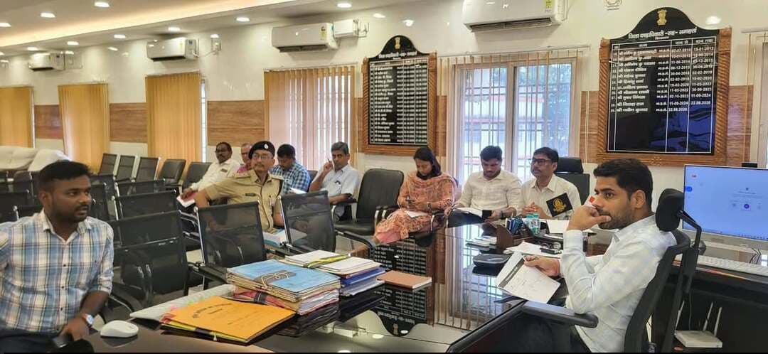 किशनगंज में लोक शिकायत एवं आरटीपीएस मामलों की समीक्षा
जिलाधिकारी नवीन कुमार की अध्यक्षता में लोक शिकायत निवारण एवं आरटीपीएस मामलों की मासिक समीक्षा बैठक हुई। जिले में लोक शिकायत के 5,638 मामलों में 5,575 का निष्पादन हुआ। अनुमंडल स्तर पर 9,435 में 9,365 मामले निष्पादित हुए। आरटीपीएस के 23,419 आवेदनों में 23,410 का निष्पादन हुआ। जिलाधिकारी ने पंचायत स्तर पर लंबित आवेदनों के शीघ्र निष्पादन का निर्देश दिया।