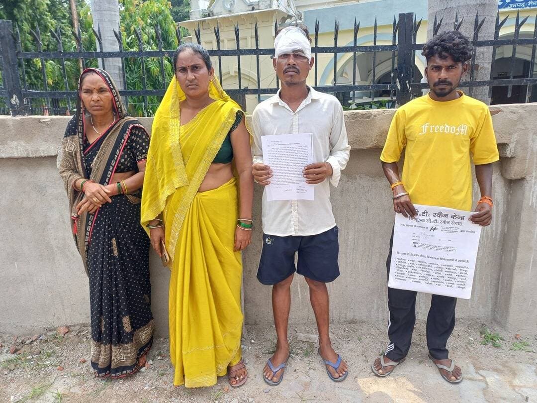 स्लोगन -मैनपुरी में कुल्हाड़ी से हमला, FIR के बाद भी आरोपी खुलेआम घूम रहे हैं - पीड़िता ने SP से की शिकायत
जनपद- मैनपुरी
रिपोर्टर- नफीस अली
मो-9897500102
एंकर -मैनपुरी जिले के कोतवाली थाना क्षेत्र से दबंगई का एक सनसनीखेज मामला सामने आया है। जहां एक महिला ने पुलिस अधीक्षक को प्रार्थना पत्र देकर आरोपियों की अतिशीघ्र गिरफ्तारी की मांग की है। पीड़िता का आरोप है कि मुकदमा दर्ज होने के बाद भी पुलिस ने अभी तक किसी भी आरोपी को गिरफ्तार नहीं किया है, जिसके बाद आरोपी लगातार जान से मारने की धमकी दे रहे हैं।
बीओ-मामला कोतवाली थाना क्षेत्र के ग्राम अगौधा का है। प्रार्थिनी पिंकी पत्नी धर्मवीर ने SP को दिए प्रार्थना पत्र में बताया कि 14 अगस्त 2026 को सुबह 9 बजे गांव के ही कमलेश और प्रहलाद पुत्रगण तेज सिंह, वीकेश पुत्र कमलेश और राजकिशोर पुत्र कमलेश ने उनके पति धर्मवीर और भतीजे अनुज के साथ गाली-गलौज और मारपीट की। शोर पर उन्होंने 112 नंबर पर पुलिस को सूचना दी, पुलिस को आता देख आरोपी मौके से भाग गए।
पीड़िता का आरोप है कि इसी रंजिश को लेकर 15 अगस्त 2026 को सुबह लगभग 6:30 बजे सभी आरोपी लाठी-डंडे और धारदार हथियार लेकर उनके घर में घुस आए और गाली-गलौज करने लगे। जब पीड़िता ने विरोध किया तो आरोपियों ने पति धर्मवीर के साथ लात-घूसों और लाठी-डंडों से मारपीट शुरू कर दी। आरोप है कि राजकिशोर ने जान से मारने की नियत से धर्मवीर के सिर पर कुल्हाड़ी से प्रहार कर दिया, जिससे उन्हें गंभीर चोटें आई हैं।
शोर-शराबा सुनकर आस-पड़ोस के लोग आए तो आरोपी जान से मारने की धमकी देकर फरार हो गए।इस संबंध में पीड़िता ने थाना कोतवाली मैनपुरी में अपराध संख्या 0572/2025 धारा 115(2), 352, 351(3) के तहत मुकदमा दर्ज कराया था। लेकिन पीड़िता का आरोप है कि 4 दिन बीत जाने के बाद भी कोतवाली पुलिस ने किसी भी आरोपी की गिरफ्तारी नहीं की है। आरोपियों के हौसले इतने बुलंद हैं कि वे पीड़िता को धमकी दे रहे हैं कि "मुकदमा वापस ले लो नहीं तो तुझे और तेरे परिवार को जान से मार देंगे, पुलिस मेरा कुछ नहीं कर सकती, मेरी ऊपर तक पहुंच है।" इसके साथ ही देवेंद्र पुत्र प्रहलाद सिंह और सूरज पुत्र देवेंद्र भी राजीनामा करने का दबाव बना रहे हैं। पीड़ित परिवार दहशत में है और किसी भी अप्रिय घटना की आशंका जता रहा है।
पीड़िता पिंकी ने अब SP से आरोपियों - कमलेश, प्रहलाद पुत्रगण तेज सिंह, वीकेश पुत्र कमलेश, राजकिशोर पुत्र कमलेश निवासी ग्राम अगौधा की जल्द से जल्द गिरफ्तारी की मांग की है।
BYTE - 1: पीड़िता पिंकी पत्नी धर्मवीर
BYTE - 2: पीड़ित धर्मवीर