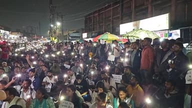 JSSC CGL Protest LIVE ! मोबाइल Flashlight लेकर पैदल मार्च, Project Bhawan से Hatia Chowk की ओर कूच
राजधानी रांची के Project Bhawan के बाहर JSSC CGL अभ्यर्थियों का विरोध प्रदर्शन जारी है। पिछले दो दिनों से धरने पर डटे अभ्यर्थी अब मोबाइल की Flash Light जलाकर पैदल मार्च निकालने की तैयारी में हैं।
अभ्यर्थी Project Bhawan से Hatia Chowk तक मार्च करेंगे और इसके बाद वापस Project Bhawan की ओर लौटकर धरना जारी रखने की बात कह रहे हैं।
Ranchi Club TV की Ground से LIVE Coverage.
This live stream is for informational and public awareness purposes only.
#JSSCCGL #JSSCCGLProtest #RanchiNews #JharkhandNews #ProjectBhawan #RanchiLive #JSSC #HatiaChowk #RanchiClubTV