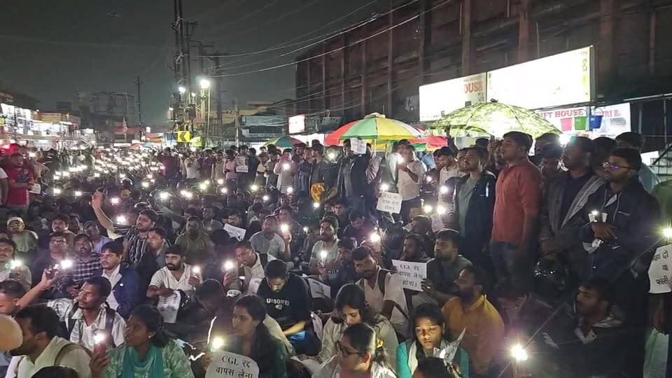 JSSC CGL Protest LIVE ! मोबाइल Flashlight लेकर पैदल मार्च, Project Bhawan से Hatia Chowk की ओर कूच
राजधानी रांची के Project Bhawan के बाहर JSSC CGL अभ्यर्थियों का विरोध प्रदर्शन जारी है। पिछले दो दिनों से धरने पर डटे अभ्यर्थी अब मोबाइल की Flash Light जलाकर पैदल मार्च निकालने की तैयारी में हैं।
अभ्यर्थी Project Bhawan से Hatia Chowk तक मार्च करेंगे और इसके बाद वापस Project Bhawan की ओर लौटकर धरना जारी रखने की बात कह रहे हैं।
Ranchi Club TV की Ground से LIVE Coverage.
This live stream is for informational and public awareness purposes only.
#JSSCCGL #JSSCCGLProtest #RanchiNews #JharkhandNews #ProjectBhawan #RanchiLive #JSSC #HatiaChowk #RanchiClubTV