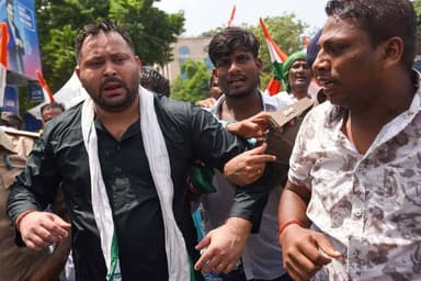11 साल बाद राजभवन मार्च पर RJD, तेजस्वी यादव भी सड़क पर उतरे
पटना: लालू प्रसाद यादव की पार्टी राष्ट्रीय जनता दल (RJD) बुधवार को करीब 11 साल बाद राजभवन (लोकभवन) मार्च कर रही है। नेता प्रतिपक्ष तेजस्वी यादव भी करीब 5 साल बाद इस मार्च में पैदल सड़क पर उतरकर आंदोलन और संघर्ष का नेतृत्व कर रहे हैं। पार्टी के नेता और कार्यकर्ता बड़ी संख्या में मार्च में शामिल हुए।
#aaptaknewspoint1 #BiharNews #aurangabad #bihar #patna #TejashwiYadav #RJD #protest #BJP4UP #