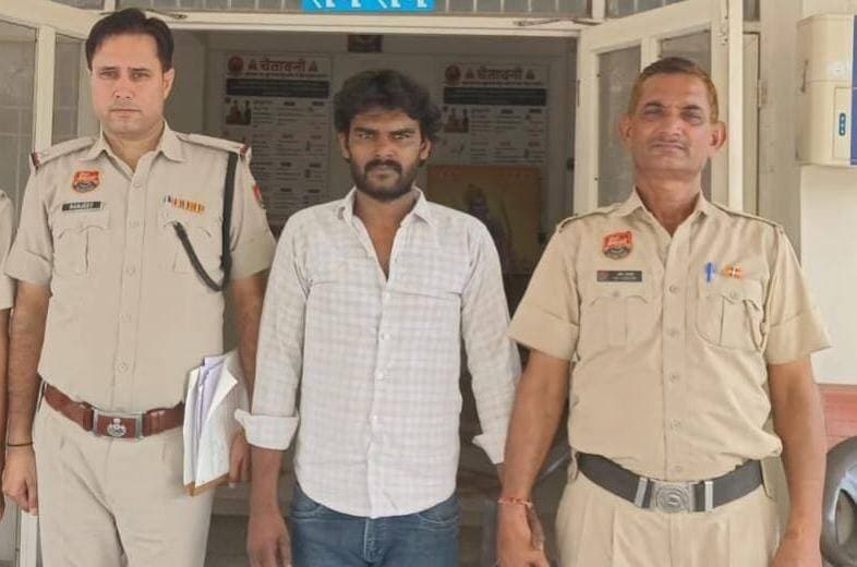 शहर थाना पुलिस की बड़ी कार्रवाई: चाकू से जानलेवा हमला मामले में दूसरा मुख्य आरोपी धरा, भेजा जेल की सलाखों के पीछे।
Aonenews अरविन्द बक्शी
पुलिस अधीक्षक पलवल नीतीश अग्रवाल आईपीएस के कुशल मार्गदर्शन में कार्रवाई करते हुए पलवल पुलिस ने चाकू से जानलेवा हमला करने के मामले में एक और आरोपी को गिरफ्तार करने में सफलता हासिल की है। आरोपी की पहचान अरुण उर्फ अन्नू निवासी नजदीक नाला रामनगर थाना कैंप पलवल के रूप में हुई है।
थाना शहर प्रभारी निरीक्षक नरेंद्र राणा ने बताया कि
दिनांक 17 दिसंबर 2025 को पीड़ित दीपक निवासी गांव सिकंदपुर के साथ बस अड्डा चौक पलवल पर दो व्यक्तियों ने मारपीट की थी। इस दौरान आरोपियों ने पीड़ित के माथे पर चाकू से जानलेवा हमला किया था, जिसके बाद वे मौके से फरार हो गए थे। डॉक्टर की राय के अनुसार पीड़ित को लगी चोट खतरनाक थी।
इस मामले में पहले ही एक आरोपी जतिन उर्फ जीतन को पुलिस द्वारा गिरफ्तार कर जेल भेजा जा चुका है।
तफ्तीश के दौरान पुलिस ने मामले के दूसरे आरोपी अरुण उर्फ अन्नू निवासी नजदीक नाला, राम नगर, थाना कैंप, पलवल को भी कर गिरफ्तार कर लिया है। आरोपी से पूछताछ और साक्ष्य जुटाने के बाद उसे अदालत में पेश कर न्यायिक हिरासत में जेल भेज दिया है।
<nis:link nis:type=tag nis:id=palwalpolice nis:value=palwalpolice nis:enabled=true nis:link/>
<nis:link nis:type=tag nis:id=faridabadpolice nis:value=faridabadpolice nis:enabled=true nis:link/>
<nis:link nis:type=tag nis:id=haryanapolice nis:value=haryanapolice nis:enabled=true nis:link/>