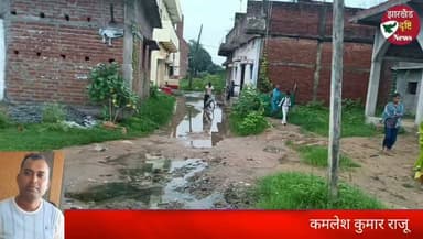 वार्ड 12 की सड़क बदहाल, नाली निर्माण की मांग तेजबंशीधर मंदिर से अस्पताल और रेलवे स्टेशन तक लोगों की परेशानी