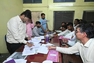 कलेक्टर अर्पित वर्मा ने किया करैरा क्षेत्र का औचक निरीक्षण, लापरवाही पर सख्त कार्रवाई के निर्देश
शिवपुरी- कलेक्टर एवं जिला मजिस्ट्रेट अर्पित वर्मा ने विकासखंड करैरा के ग्राम थनरा, दबरा सहित विभिन्न क्षेत्रों का औचक भ्रमण कर स्वास्थ्य, शिक्षा, आंगनबाड़ी और शासकीय योजनाओं का जायजा लिया। इस दौरान अपर कलेक्टर दिनेश शुक्ला भी मौजूद रहे।
कलेक्टर ने दबरा की जनजातीय बस्ती में पैदल जाकर ग्रामीणों की समस्याएं सुनीं और बिजली, पानी, राशन व पेंशन के त्वरित समाधान के लिए विशेष कैंप लगाने के निर्देश दिए। अवैध शराब पर सख्त कार्रवाई के भी आदेश दिए।
निरीक्षण में दबरा के सक्षम आंगनबाड़ी केंद्र क्रमांक 2 और उप स्वास्थ्य केंद्र में गंभीर लापरवाही मिलने पर कलेक्टर ने संबंधित आंगनबाड़ी कार्यकर्ता, सामुदायिक स्वास्थ्य अधिकारी और कर्मचारी को तत्काल पद से हटाने के निर्देश दिए। उन्होंने स्कूलों में शैक्षणिक गुणवत्ता, स्वच्छता और शत-प्रतिशत उपस्थिति सुनिश्चित करने को कहा। साथ ही पेयजल व विद्युत व्यवस्था दुरुस्त करने के लिए विभागीय अधिकारियों को समय-सीमा तय कर काम करने के निर्देश दिए।
इसके बाद उन्होंने तहसील कार्यालय करैरा का भी निरीक्षण कर राजस्व प्रकरणों और पीएम किसान योजना की समीक्षा की तथा आमजन के आवेदनों का समय पर निराकरण करने को कहा।