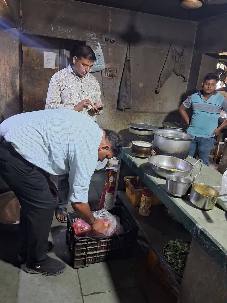 खाद्य सुरक्षा प्रशासन की रेस्टोरेंट एवं खाद्य प्रतिष्ठानों पर औचक कार्रवाई
चार खाद्य नमूने लिए, 44 किलो घी जब्त; नियमों का पालन नहीं मिलने पर सुधार सूचना पत्र जारी
नियंत्रक, खाद्य एवं औषधि प्रशासन, मध्यप्रदेश, भोपाल के निर्देशानुसार जिले में उपभोक्ताओं को सुरक्षित एवं गुणवत्तापूर्ण खाद्य पदार्थ उपलब्ध कराने के उद्देश्य से खाद्य सुरक्षा प्रशासन द्वारा रेस्टोरेंट एवं विभिन्न खाद्य प्रतिष्ठानों का औचक निरीक्षण किया गया। कार्रवाई के दौरान खाद्य पदार्थों के कुल चार नमूने लिए गए तथा 44 किलोग्राम घी जब्त किया गया, जिसका बाजार मूल्य 26 हजार 400 रुपये बताया गया है।
खाद्य सुरक्षा प्रशासन की टीम द्वारा महाराजा भोजनालय, नीलकंठ भोजनालय, भारत रेस्टोरेंट, आंबा की रसोई एवं महांकाल रेस्टोरेंट सहित विभिन्न प्रतिष्ठानों का निरीक्षण किया गया। इसके साथ ही माहेश्वरी एजेंसी एवं भारमल ट्रेडर्स सहित अन्य खाद्य प्रतिष्ठानों की भी जांच की गई।
निरीक्षण एवं जांच के दौरान विभिन्न खाद्य पदार्थों के कुल चार नमूने लिए गए। साथ ही कार्रवाई में 44 किलोग्राम घी जब्त किया गया। जब्त घी का बाजार मूल्य 26 हजार 400 रुपये बताया गया है।
*अनुसूची-4 के प्रावधानों के पालन में मिली कमियां*
निरीक्षण के दौरान संबंधित खाद्य प्रतिष्ठानों में खाद्य सुरक्षा एवं मानक अधिनियम, 2006 की अनुसूची-4 के अंतर्गत निर्धारित स्वच्छता एवं खाद्य सुरक्षा संबंधी प्रावधानों का पूर्ण रूप से पालन नहीं पाया गया। इस पर संबंधित रेस्टोरेंट एवं खाद्य प्रतिष्ठान संचालकों को कमियों में सुधार के लिए सुधार सूचना पत्र जारी किए जा रहे हैं।
संबंधित संचालकों को निर्धारित अवधि में पाई गई कमियों को दूर करते हुए खाद्य सुरक्षा संबंधी नियमों एवं निर्धारित मानकों का पालन सुनिश्चित करना होगा। निर्धारित अवधि में सुधार नहीं पाए जाने अथवा निर्देशों का पालन नहीं किए जाने की स्थिति में खाद्य सुरक्षा एवं मानक अधिनियम, 2006 के प्रावधानों के अंतर्गत आगामी वैधानिक कार्रवाई की जाएगी।
खाद्य सुरक्षा प्रशासन द्वारा जिले में खाद्य पदार्थों की गुणवत्ता सुनिश्चित करने, उपभोक्ताओं को सुरक्षित एवं मानक खाद्य सामग्री उपलब्ध कराने तथा खाद्य प्रतिष्ठानों में स्वच्छता एवं निर्धारित मानकों का पालन सुनिश्चित करने के लिए निरीक्षण एवं कार्रवाई निरंतर जारी रहेगी।
कार्रवाई के दौरान खाद्य सुरक्षा अधिकारी श्री राहुल सिंह अलावा एवं श्री वेलसिंह मोरी उपस्थित रहे।
Jansampark Madhya Pradesh CM Madhya Pradesh Indore Commissioner General Administration Department, MP #Jhabua #JansamparkMP