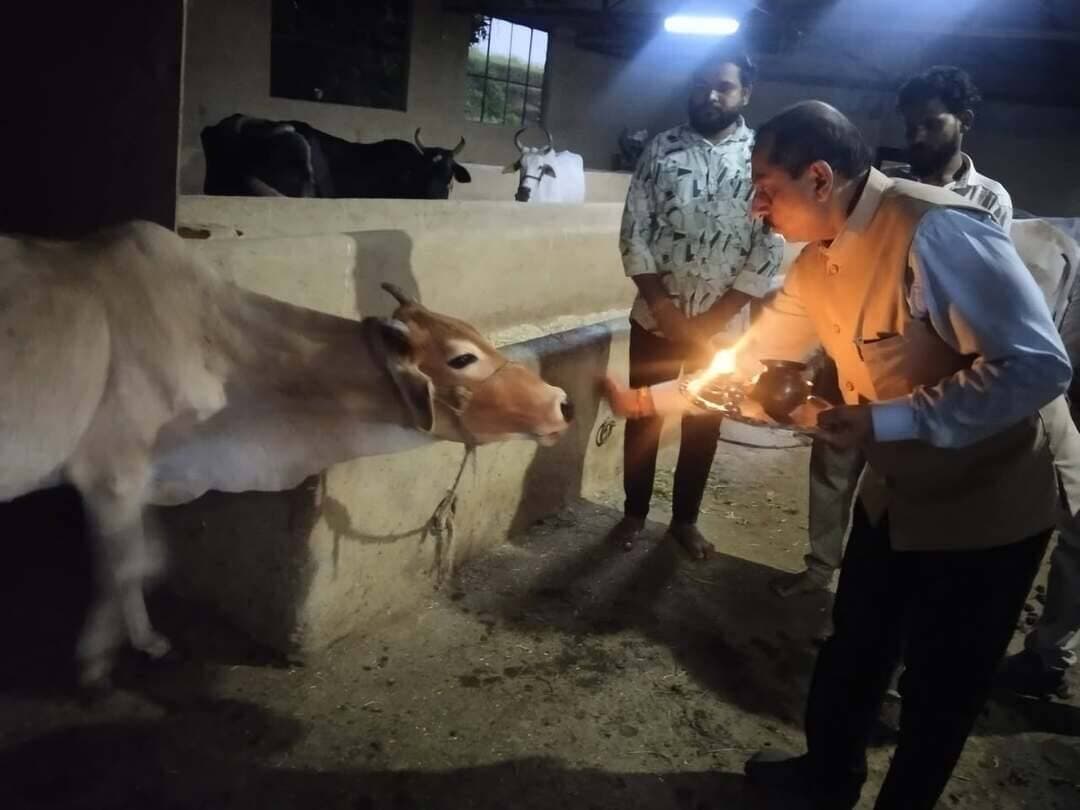 कार्यपालक निदेशक डॉ. बकुल लाड ने प्रस्फुटन समितियों के प्रशिक्षण हेतु दिए आवश्यक दिशा-निर्देश
मध्यप्रदेश जन अभियान परिषद के कार्यपालक निदेशक डॉ. बकुल लाड ने जिले के प्रवास के दौरान मेघनगर विकासखंड के ग्राम बड़ा घोसालिया स्थित सेवा भारती केंद्र का अवलोकन किया। उन्होंने केंद्र में संचालित विभिन्न प्रकल्पों का निरीक्षण करते हुए आगामी समय में समस्त प्रस्फुटन समितियों के प्रशिक्षण के लिए आवश्यक व्यवस्थाओं की जानकारी ली तथा जिला समन्वयक को प्रशिक्षण केंद्र पर आवश्यक तैयारियां सुनिश्चित करने के निर्देश दिए।
इस दौरान डॉ. लाड ने प्रशिक्षण केंद्र परिसर का भ्रमण किया और सेवा भारती केंद्र में संचालित गौशाला में गौ-पूजन किया। उन्होंने जैविक खाद तैयार करने तथा भू-नाडेप के संबंध में भी चर्चा की और संबंधित गतिविधियों की जानकारी प्राप्त की।
इस अवसर पर संभाग समन्वयक श्री अमित शाह, सेवा भारती केंद्र के छात्रावास अधीक्षक श्री राजेंद्र भूरिया, श्री कलसिंह पारगी, जिला समन्वयक श्री प्रेमसिंह चौहान, विकासखंड समन्वयक श्री तोलिया डामोर एवं श्री तेजसिंह देव उपस्थित रहे।
Jansampark Madhya Pradesh CM Madhya Pradesh Indore Commissioner मध्यप्रदेश जन अभियान परिषद #Jhabua #JansamparkMP