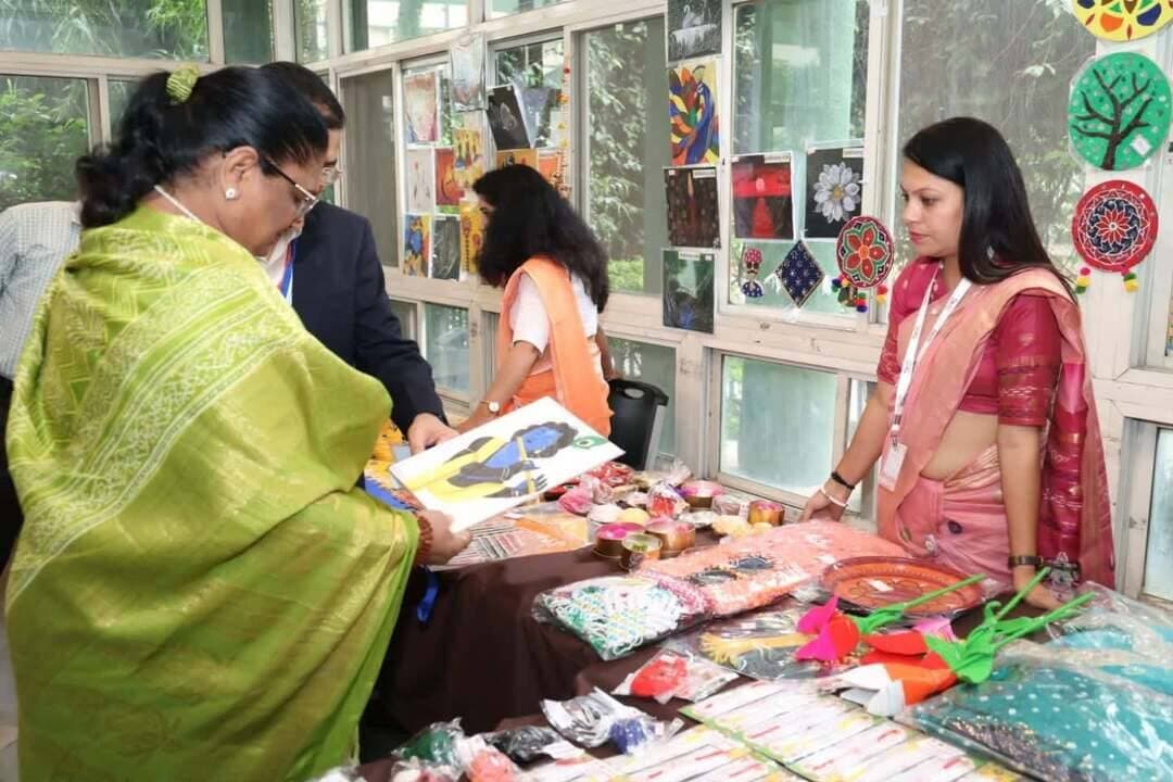 केयर लीवर्स अपने अतीत से नहीं, संकल्प और उपलब्धियों से बनाएं पहचान : मंत्री सुश्री भूरिया
संघर्ष चाहे जितना बड़ा हो, सफलता उससे बड़ी हो सकती है
बाल देखरेख संस्थाओं के बच्चों एवं केयर लीवर्स के लिए हुई राज्य स्तरीय कार्यशाला
महिला एवं बाल विकास मंत्री सुश्री निर्मला भूरिया ने कहा है कि बाल देखरेख संस्थाओं से निकलने वाले बच्चे और केयर लीवर्स केवल परिस्थितियों के शिकार नहीं, बल्कि अपने भविष्य के निर्माता हैं। सरकार का प्रयास है कि कोई भी बच्चा संरक्षण की व्यवस्था से बाहर निकलने के बाद स्वयं को अकेला न समझे, बल्कि शिक्षा, कौशल, रोजगार, सम्मान और आत्मनिर्भरता के अवसरों के साथ समाज की मुख्यधारा में अपनी पहचान बनाए। उन्होंने कहा कि “संघर्ष चाहे जितना बड़ा हो, सफलता उससे बड़ी हो सकती है।”
मंत्री सुश्री भूरिया आज भोपाल स्थित राज्य होटल प्रबंधन संस्थान में मिशन वात्सल्य के अंतर्गत महिला एवं बाल विकास विभाग द्वारा कैटलिस्ट्स फॉर सोशल एक्शन (CSA) के सहयोग से आयोजित बाल देखरेख संस्थाओं के बच्चों एवं केयर लीवर्स की एक दिवसीय राज्य स्तरीय कार्यशाला को संबोधित कर रही थीं।
मंत्री सुश्री भूरिया ने कहा कि मध्यप्रदेश के केयर लीवर्स अपनी मेहनत और प्रतिभा से प्रदेश ही नहीं, देश और विदेश में भी पहचान बना रहे हैं। उन्होंने कहा कि सेना की वर्दी में अपने बच्चों को देखकर गर्व की अनुभूति होती है। इन युवाओं की उपलब्धियां बताती हैं कि अवसर और सही मार्गदर्शन मिलने पर परिस्थितियां किसी की सफलता की राह नहीं रोक सकतीं।
“नौकरी पाने वाले नहीं, नौकरी देने वाले बनें युवा”
मंत्री सुश्री भूरिया ने युवाओं से एकजुट रहने और अपने साथियों की मदद करने का आह्वान किया। उन्होंने कहा कि जिस युवा को रोजगार का अवसर मिले, वह अपने अन्य साथियों को भी आगे बढ़ाने में सहयोग करे। “आपको रोजगार मिले, यह अच्छी बात है, लेकिन इससे भी बेहतर होगा कि आप स्वयं दूसरों को रोजगार देने की स्थिति में पहुंचें।
मुख्यमंत्री बाल आशीर्वाद योजना का बढ़ रहा है दायरा
मंत्री सुश्री भूरिया ने कहा कि मुख्यमंत्री डॉ. मोहन यादव के नेतृत्व में प्रदेश सरकार ने मुख्यमंत्री बाल आशीर्वाद योजना के माध्यम से बाल देखरेख संस्थाओं से बाहर आने वाले बच्चों और युवाओं के भविष्य को सुरक्षित करने की दिशा में महत्वपूर्ण पहल की है। योजना को और सरल बनाने तथा उसका दायरा बढ़ाने का कार्य किया जा रहा है, ताकि अधिक से अधिक बच्चे और युवा इसका लाभ प्राप्त कर सकें तथा उन्हें शिक्षा, कौशल, रोजगार, स्वरोजगार और आत्मनिर्भर जीवन के लिए आवश्यक सहयोग मिल सके। उन्होंने कहा कि मिशन वात्सल्य के माध्यम से शासन की प्रतिबद्धता है कि कोई भी बच्चा केवल संरक्षण तक सीमित न रहे, बल्कि उसे सम्मान, अवसर और आत्मनिर्भरता का पूरा अधिकार मिले।
सफल केयर लीवर्स ने साझा किए संघर्ष से सफलता तक के अनुभव
कार्यशाला में बच्चों एवं केयर लीवर्स ने मंत्री सुश्री भूरिया से कैरियर, मानसिक स्वास्थ्य, कौशल विकास, रोजगार, स्वरोजगार एवं जीवन कौशल जैसे विषयों पर संवाद किया और मार्गदर्शन प्राप्त किया। बाल देखरेख संस्थाओं से निकलकर उत्कृष्ट प्रदर्शन करने वाले बच्चों का सम्मान भी किया गया।
कार्यशाला में सफल केयर लीवर्स ने अपने संघर्ष से सफलता तक के अनुभव साझा किए। उनके अनुभवों ने उपस्थित बच्चों और युवाओं को यह संदेश दिया कि जीवन की शुरुआती परिस्थितियां भविष्य का निर्धारण नहीं करतीं, बल्कि मेहनत, आत्मविश्वास और सही अवसर सफलता की नई राह खोलते हैं।
सफलता की कहानियों के पीछे संघर्ष की गाथा
इस अवसर पर केयर लीवर्स की सफलता की कहानियों पर आधारित कॉफी टेबल बुक का भी लोकार्पण किया गया। मंत्री सुश्री भूरिया ने कहा कि यह पुस्तक केवल सफलता की कहानियों का संकलन नहीं है, बल्कि प्रत्येक कहानी के पीछे छिपे संघर्ष, मेहनत और लक्ष्य प्राप्ति के दृढ़ संकल्प की गाथा है। उन्होंने कहा कि इन युवाओं की उपलब्धियां दूसरे बच्चों और युवाओं के लिए प्रेरणा का स्रोत बनेंगी।
बच्चों के हुनर को बाजार से जोड़ने पर जोर
कार्यशाला में बच्चों द्वारा तैयार किए गए जूट बैग, कलाकृतियों और अन्य उत्पादों का प्रदर्शन किया गया। मंत्री सुश्री भूरिया ने बच्चों के हुनर की सराहना करते हुए इन उत्पादों को बाजार से जोड़ने तथा स्वरोजगार एवं उद्यमिता के अवसर उपलब्ध कराने पर जोर दिया। उन्होंने कहा कि बच्चों को केवल कौशल का प्रशिक्षण देना पर्याप्त नहीं है, बल्कि उनके हुनर को बाजार से जोड़कर उन्हें आर्थिक रूप से आत्मनिर्भर बनाने की दिशा में भी काम होना चाहिए।
कार्यशाला में औद्योगिक प्रतिष्ठानों एवं विभिन्न संस्थाओं के साथ इंटर्नशिप और रोजगार के अवसरों को लेकर भी संवाद हुआ। कैरियर मार्गदर्शन, भविष्य की कार्ययोजना, मानसिक स्वास्थ्य एवं भावनात्मक आवश्यकताओं पर विशेषज्ञों ने चर्चा की।
सीएसए के साथ विभागीय समन्वय की सराहना
मंत्री सुश्री भूरिया ने आफ्टर केयर सेवाओं के क्षेत्र में CSA द्वारा किए जा रहे प्रयासों की सराहना करते हुए कहा कि महिला एवं बाल विकास विभाग और CSA के बेहतर समन्वय से केयर लीवर्स के लिए नए अवसर तैयार हो रहे हैं। उन्होंने CSA की CEO सुश्री स्मिता शेट्टी और एक्जीक्यूटिव डायरेक्टर सुश्री श्वेता मोदी सहित पूरी टीम के प्रयासों की सराहना की। उन्होंने कहा कि वे अपने विभागीय दौरों में केयर लीवर्स से संवाद करती हैं और उनमें आगे बढ़ने तथा अपने लक्ष्य हासिल करने की ऊर्जा और उत्साह देखकर प्रसन्नता होती है।
युवाओं के सशक्त भविष्य के लिए सरकार प्रतिबद्ध
मंत्री सुश्री भूरिया ने कहा कि प्रधानमंत्री श्री नरेन्द्र मोदी के “विकसित भारत” के संकल्प में हर बच्चे की सुरक्षा, हर युवा का सशक्तिकरण और प्रत्येक नागरिक को आगे बढ़ने के समान अवसर उपलब्ध कराना शामिल है। मध्यप्रदेश सरकार महिला एवं बाल विकास विभाग के माध्यम से केयर लीवर्स के मार्गदर्शन, सहयोग और उज्ज्वल भविष्य के निर्माण के लिए पूरी तरह प्रतिबद्ध है। उन्होंने कहा कि कार्यशाला केवल एक कार्यक्रम नहीं, बल्कि जिम्मेदारी के निर्वहन और बच्चों एवं युवाओं के सपनों को साकार करने की दिशा में एक ठोस कदम है। उन्होंने युवाओं से अपने सपनों को सीमित नहीं करने, प्रयास जारी रखने और आत्मविश्वास को कभी कमजोर न पड़ने देने का आह्वान किया।
महिला एवं बाल विकास आयुक्त सुश्री निधि निवेदिता ने कहा कि आफ्टर केयर केवल आर्थिक सहायता तक सीमित विषय नहीं है, बल्कि युवाओं को आत्मनिर्भर, आत्मविश्वासी और जिम्मेदार नागरिक बनाने की एक सतत प्रक्रिया है। बाल देखरेख संस्थाओं से बाहर आने वाले युवाओं को शिक्षा, उच्च शिक्षा, कौशल विकास, रोजगार, स्वरोजगार, मानसिक स्वास्थ्य और जीवन कौशल के क्षेत्र में निरंतर सहयोग उपलब्ध कराया जाना आवश्यक है। उन्होंने कहा कि केयर लीवर्स की सफलता की कहानियां दूसरे बच्चों और युवाओं के लिए प्रेरणा का माध्यम बन रही हैं। आयुक्त सुश्री निधि निवेदिता ने कहा कि बच्चों को संरक्षण देने के साथ उन्हें निर्णय लेने की क्षमता, आत्मविश्वास और अपने पैरों पर खड़े होने का अवसर देना हमारी प्राथमिकता है।
सीएसए की एनुअल रिपोर्ट का भी विमोचन किया। इस अवसर पर सीएसए के श्री दीपेश चौकसे ने केयर लीवर बच्चों के बारे में विस्तार से जानकारी दी।
Jansampark Madhya Pradesh CM Madhya Pradesh Indore Commissioner Department Of Women Child Development, Madhya Pradesh Nirmala Bhuriya #Jhabua #JansamparkMP