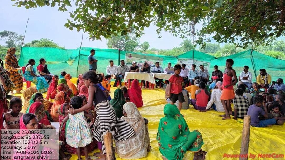 दिनांक 19.08.2026 को चानन प्रखंड अंतर्गत महजनवा, कछुआ और सतघरवा गाँव में किसान पंजीकरण, कृषि यंत्रीकरण, बिहार कृषि ऐप पंजीकरण, फॉर्मर रजिस्ट्री एवं उद्यान से संबंधित योजनाओं के निबंधन एवं किसानों को योजनाओं की जानकारी उपलब्ध कराने हेतु कैंप का आयोजन किया गया।
कैंप के दौरान कृषि यंत्रीकरण योजना के संबंध में किसानों को जानकारी देते हुए योजना के सफल क्रियान्वयन के लिए पूर्व-तैयारी के रूप में सभी इच्छुक किसानों का किसान पंजीकरण कराया गया। योजना के प्रारंभ होने पर जनजातीय क्षेत्र के किसानों को इसका लाभ सुगमता से उपलब्ध कराया जा सके, इसके लिए आवश्यक पंजीयन एवं अन्य प्रारंभिक प्रक्रियाएं पूरी की जा रही हैं। इससे योजना के लागू होने के उपरांत पात्र किसानों को कृषि यंत्रों एवं अन्य सुविधाओं का लाभ समयबद्ध एवं पारदर्शी तरीके से उपलब्ध कराने में सहायता मिलेगी।
इस अवसर पर श्री राजीव रंजन, जिला उद्यान पदाधिकारी, लखीसराय, श्री आनंद कुमार, उप निदेशक कृषि अभियंत्रण, लखीसराय, श्री किशन कुमार, सहायक निदेशक कृषि अभियंत्रण, लखीसराय, श्री चंदन कुमार, प्रखंड उद्यान पदाधिकारी, चानन, श्री योगेश कुमार, प्रखंड कृषि पदाधिकारी, चानन सहित अन्य पदाधिकारी एवं कर्मी तथा तीनों जनजातीय ग्राम के सभी प्रगतिशील कृषक उपस्थित रहे।