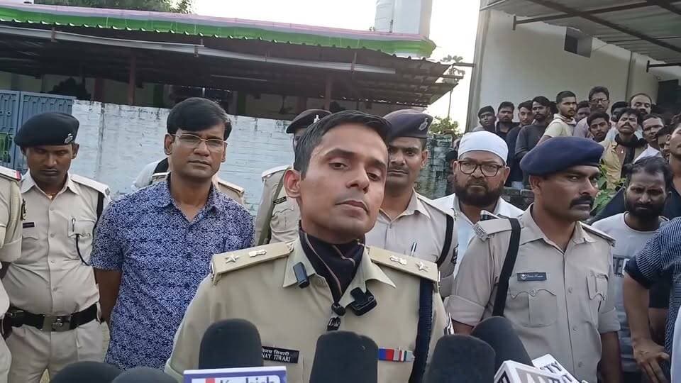 गोपालगंज: मस्जिद के इमाम हत्याकांड का पुलिस ने किया सफल उद्भेदन, मुख्य आरोपी गिरफ्तार।
गोपालगंज में मस्जिद के इमाम हत्याकांड का पुलिस ने सफल उद्भेदन करते हुए एक आरोपी को गिरफ्तार किया है। आरोपी के पास से हत्या में इस्तेमाल की गई कैंची, चोरी किया हुआ मोबाइल और खून से सना कपड़ा बरामद किया गया है।
पुलिस के अनुसार, SP के निर्देश पर SDPO हथुआ के नेतृत्व में गठित SIT ने त्वरित कार्रवाई करते हुए मामले का खुलासा किया।
बताया जा रहा है कि बीते 17 अगस्त की देर रात मस्जिद में चाकू मारकर इमाम की हत्या कर दी गई थी। घटना के बाद पुलिस ने मामले की जांच तेज करते हुए आरोपी तक पहुंचने में सफलता हासिल की।