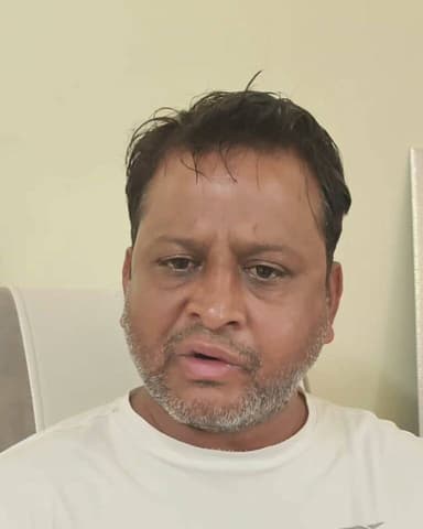 पीपलू में भाजपा की अंदरूनी खींचतान!
भाजपा जिला प्रवक्ता दशरथ सिंह राजावत की सोशल मीडिया पोस्ट से पीपलू की राजनीति में हलचल तेज हो गई है। राजावत ने निवाई-पीपलू विधायक रामसहाय वर्मा के व्यवहार को लेकर नाराजगी जाहिर करते हुए सवाल उठाए हैं।
पोस्ट में राजावत ने लिखा कि “पीपलू की जनता उनका अपमान बर्दाश्त नहीं करेगी।” नगरपालिका चुनाव से पहले भाजपा के भीतर सामने आई इस नाराजगी को लेकर राजनीतिक चर्चाएं तेज हो गई हैं।
अब सवाल यह है कि क्या यह नाराजगी पार्टी के अंदरूनी मतभेदों का संकेत है या स्थानीय स्तर पर किसी विवाद का परिणाम?
👍 Like करें | 🔄 Share करें | 💬 Comment करें
📲 ऐसी ही स्थानीय खबरों के लिए Follow करें @tonklivenews
#Peeplu #Tonk #PeepluNews #BJP #RamsahayVerma #DashrathSinghRajawat #MunicipalElection #LocalPolitics #RajasthanPolitics #TonkNews #PoliticalNews #LocalNews
