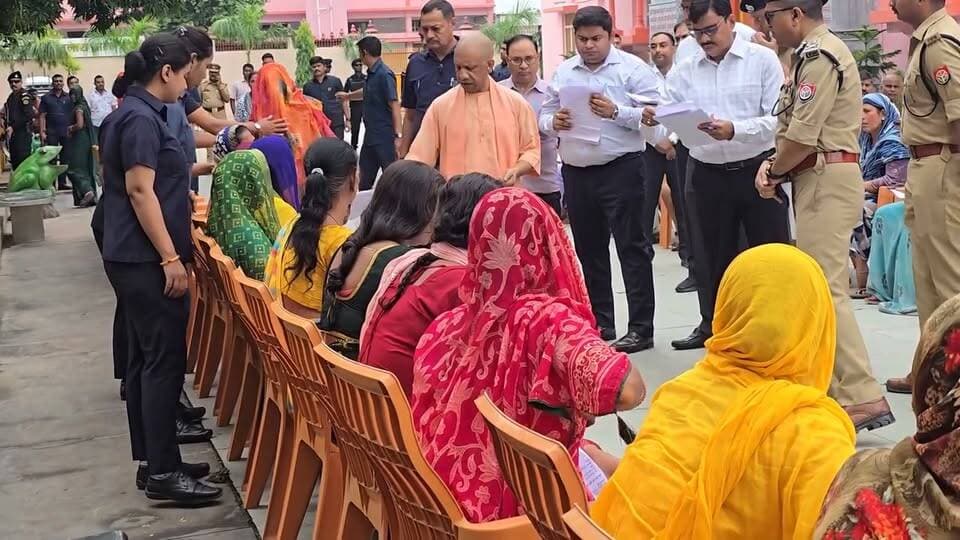 जनसुनवाई में भड़के सीएम योगी
सीएम योगी बोले तहसीलदार कानूगो लेखपाल सबको करो सस्पेंड
#cmyogi #जनसुनवाई