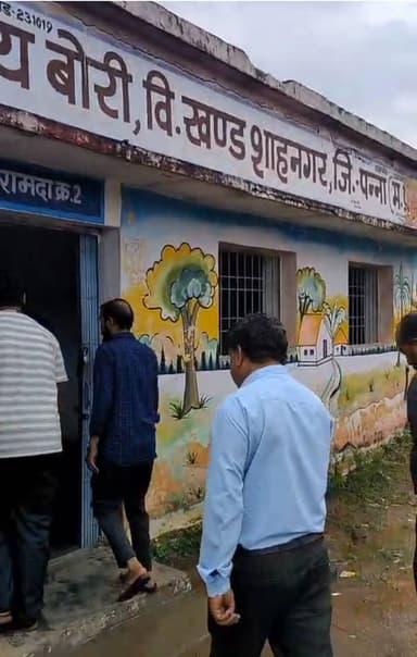 खबर का असर: नायब तहसीलदार सुंदर लाल वर्मा पहुंचे स्कूल, जर्जर भवन का बनाया पंचनामा
बोरी/शाहनगर। शासकीय उच्चतर माध्यमिक विद्यालय बोरी के जर्जर भवन और बारिश के दौरान स्कूल के कमरों एवं कार्यालय में पानी भरने की खबर प्रकाशित होने के बाद प्रशासन हरकत में आया है। खबर का असर देखने को मिला, जब शाहनगर नायब तहसीलदार सुंदर लाल वर्मा विद्यालय की स्थिति का जायजा लेने मौके पर पहुंचे।
नायब तहसीलदार सुंदर लाल वर्मा ने विद्यालय परिसर का निरीक्षण कर भवन की वास्तविक स्थिति देखी। निरीक्षण के दौरान स्कूल भवन की स्थिति खराब पाई गई। भवन की जर्जर स्थिति और बारिश के दौरान होने वाली परेशानियों को देखते हुए मौके पर पंचनामा तैयार किया गया।
गौरतलब है कि विद्यालय में कक्षा 6 से 12 तक करीब 812 विद्यार्थी अध्ययनरत हैं। बारिश के दौरान स्कूल के क्लास रूम सहित कार्यालय में पानी भर जाता है। वहीं अतिरिक्त कक्षों की हालत भी जर्जर बताई गई है। इन कमरों की छत से बारिश के पानी के साथ प्लास्टर गिरने का खतरा बना हुआ है।
स्थिति को देखते हुए विद्यालय प्रबंधन को कई बार वैकल्पिक स्थान तलाशकर कक्षाएं संचालित करनी पड़ रही हैं। सीमित स्थान के कारण कई बार कंबाइन क्लास लगाकर विद्यार्थियों की पढ़ाई कराई जा रही है।
विद्यालय के संकुल प्राचार्य राजेश प्रताप मिश्रा के अनुसार भवन की समस्या को लेकर बीईओ शाहनगर, जनपद सीईओ और तहसीलदार शाहनगर को लिखित जानकारी दी जा चुकी है।
अब नायब तहसीलदार द्वारा मौके पर निरीक्षण कर पंचनामा बनाए जाने के बाद उम्मीद जगी है कि संबंधित विभाग इस गंभीर समस्या पर जल्द कार्रवाई करेगा।
सबसे बड़ा सवाल यही है कि जब विद्यालय में 812 बच्चे पढ़ रहे हैं और भवन की स्थिति खराब पाई गई है, तो क्या प्रशासन विद्यार्थियों की सुरक्षा को देखते हुए समय रहते मरम्मत या वैकल्पिक भवन की व्यवस्था करेगा?