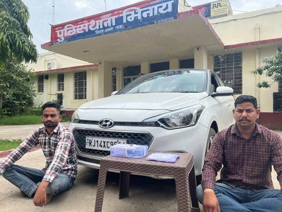 अवैध हथियार के खिलाफ पुलिस की बड़ी कार्रवाई, देसी पिस्टल और 4 जिंदा कारतूस बरामद
अजमेर। पुलिस थाना मिनाया की टीम ने अवैध हथियारों के खिलाफ कार्रवाई करते हुए एक कार से देसी पिस्टल, चार जिंदा कारतूस और करीब एक लाख रुपये की नकदी बरामद की है। पुलिस ने मामले में दो आरोपियों को गिरफ्तार किया है।
पुलिस अधीक्षक अजमेर हर्षवर्धन अग्रवाला के निर्देशन में चलाए जा रहे विशेष अभियान के तहत पुलिस टीम को 18 अगस्त को मुखबिर से सूचना मिली कि एक कार में दो व्यक्ति अवैध हथियार लेकर जा रहे हैं। सूचना पर पुलिस टीम ने नाकाबंदी कर संदिग्ध कार RJ-14-XC-9561 को रोककर तलाशी ली।
तलाशी के दौरान कार में सवार जितेन्द्र सिंह (30), निवासी खोलपुरा, थाना कोटड़ी, जिला भीलवाड़ा के कब्जे से एक देसी पिस्टल बरामद हुई, जिसमें मैगजीन लगी थी। पिस्टल के साथ चार जिंदा कारतूस भी मिले। कार की तलाशी लेने पर डैशबोर्ड के अंदर से करीब एक लाख रुपये की नकदी भी बरामद की गई।
पुलिस ने दूसरे आरोपी भैंस सिंह (23), निवासी देवड़िया, थाना मांडल, जिला भीलवाड़ा को भी गिरफ्तार किया है। दोनों के खिलाफ आर्म्स एक्ट सहित संबंधित धाराओं में मामला दर्ज कर जांच शुरू कर दी गई है।
पुलिस के अनुसार कार्रवाई में हेड कांस्टेबल नवल सिंह की महत्वपूर्ण भूमिका रही। मामले में आरोपियों से अवैध हथियार के स्रोत और उनके इस्तेमाल को लेकर पूछताछ की जा रही है। Ajmer Police Rajasthan