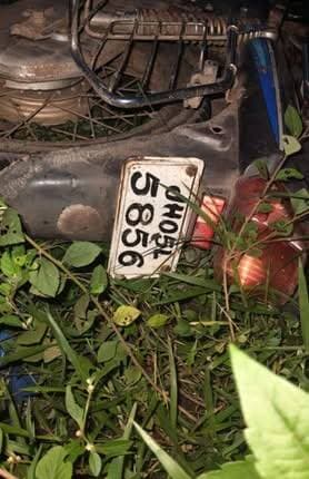 राजनगर थाना क्षेत्र में ट्रेलर एवं बाइक की सीधी टक्कर में एक की मौत तीन जख्मी
सरायकेला-खरसावां, 19 अगस्त 2026, बुधवार (भाग्य सागर) जिले के राजनगर थाना अंतर्गत हाता-चाईबासा मुख्य सड़क पर बागराईसाई के निकट स्थित तीखे मोड़ के पास बुधवार की संध्या लगभग साढ़े पांच बजे एक सड़क दुर्घटना में बाइक पर सवार एक युवक की मौत हो गई, जबकि तीन अन्य गंभीर रूप से घायल हो गए हैं, बाइक पर चार सवार थे।मृतक की पहचान पूर्वी सिंहभूम जिले के पोटका थाना अंतर्गत तेंतला पंचायत के चरडीहा गांव निवासी आकाश पात्रो (25) के रूप में हुई है। जबकि घायलों में टीकाराम सरदार (40), भोला सरदार (19) और हीरा गोप (36) हैं। ये सभी जेएच 05 एल 5856 बाइक पर सवार थे।...