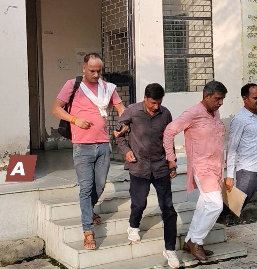 फर्रुखाबाद में 10 हजार की रिश्वत लेते JE-SSO गिरफ्तार: नलकूप कनेक्शन कराने के नाम पर किसान से रिश्वत मांगने का आरोप
फर्रुखाबाद में कानपुर से आई एंटी करप्शन टीम ने बुधवार को विद्युत निगम के जूनियर इंजीनियर जेई अजीत राजपूत और सब स्टेशन ऑपरेटर (एसएसओ) चंद्रभान को किसान से 10 हजार रुपए की रिश्वत लेते रंगे हाथ गिरफ्तार कर लिया। दोनों पर नलकूप कनेक्शन कराने के नाम पर किसान से रिश्वत मांगने का आरोप है। कार्रवाई के बाद विद्युत निगम के कर्मचारियों में हड़कंप मच गया।
मामला कमालगंज विकासखंड क्षेत्र के गुगोरा गांव का है। गांव के एक किसान को खेत में नलकूप कनेक्शन लेना था।
आरोप है कि याकूतगंज विद्युत उपकेंद्र पर तैनात जेई ने कनेक्शन के नाम पर किसान से 10 हजार रुपए की मांग की थी। परेशान किसान ने मामले की शिकायत एंटी करप्शन टीम से की।
रुपए देने पहुंचा किसान, टीम ने दबोचा
शिकायत मिलने के बाद एंटी करप्शन टीम ने मामले की जांच शुरू की। बुधवार को किसान को तय योजना के तहत रिश्वत की रकम लेकर विद्युत उपकेंद्र भेजा गया। जैसे ही किसान ने जेई और एसएसओ को रुपये दिए, पहले से मौजूद टीम ने दोनों को रंगे हाथ पकड़ लिया।
गिरफ्तारी के बाद एंटी करप्शन टीम दोनों आरोपियों को फतेहगढ़ कोतवाली ले गई। यहां उनसे पूछताछ के साथ आगे की कानूनी कार्रवाई की जा रही है।
दो दिन से निगरानी कर रही थी टीम
बताया जा रहा है कि एंटी करप्शन टीम पिछले दो दिनों से जेई की गतिविधियों पर नजर रख रही थी। टीम के सदस्य पहले भी जिले में पहुंचकर मामले की जानकारी जुटा चुके थे। बुधवार को पुख्ता योजना के तहत कार्रवाई को अंजाम दिया गया।
जेई और एसएसओ की गिरफ्तारी की सूचना मिलते ही विद्युत निगम के कई कर्मचारी पहले याकूतगंज विद्युत उपकेंद्र पहुंचे। इसके बाद कर्मचारी फतेहगढ़ कोतवाली भी पहुंच गए। अधिकारियों और कर्मचारियों के बीच मामले को लेकर चर्चा होती रही।