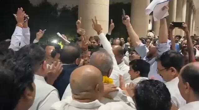 कुशीनगर जनपद निवासी प्रदीप राय सुप्रीम कोर्ट बार एसोसिएशन के अध्यक्ष चुने गए
सीनियर एडवोकेट प्रदीप राय को सुप्रीम कोर्ट बार एसोसिएशन (SCBA) का नया अध्यक्ष चुना गया है. SCBA के चुनाव मंगलवार (18 अगस्त 2026) को हुए और देर रात नतीजे घोषित किए गए. राय ने अध्यक्ष पद के चुनाव में सबसे ज्यादा 822 वोट हासिल किए.
अध्यक्ष पद के चुनाव में अनुपम लाल दास को 451 वोट मिले. इसके अलावा आदिश अग्रवाल को 412, गौरव भाटिया को 370, सुकुमार पट्टजोशी को 269, सिद्धार्थ मृदुल को 217 और महालक्ष्मी पावनी को 128 वोट मिले.
चुनाव में सीनियर एडवोकेट राहुल कौशिक को SCBA का उपाध्यक्ष चुना गया है. एडवोकेट प्रज्ञा बघेल ने सचिव पद पर जीत हासिल की. एडवोकेट अमरेंद्र कुमार सिंह को कोषाध्यक्ष और एडवोकेट मीनेश दुबे को संयुक्त सचिव चुना गया है. नई टीम के सामने सुप्रीम कोर्ट में वकीलों से जुड़े मुद्दों को उठाने और बार-बेंच के बीच बेहतर तालमेल बनाए रखने की जिम्मेदारी होगी.
#KushinagarNews #SupremeCourt #BarAssociation
