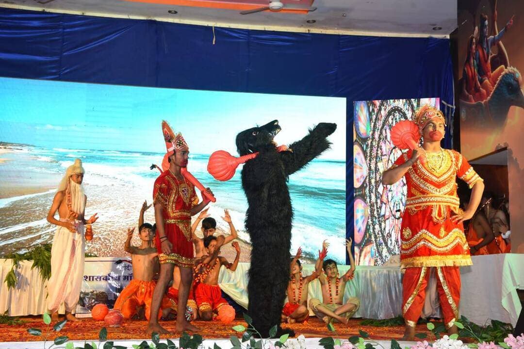 #गुना - तुलसीदास जयंती समारोह में सांदीपनी विद्यालय गुना की नृत्य-नाटिका ने जीता प्रथम स्थान
मानस भवन संस्था, गुना द्वारा आयोजित तुलसीदास जयंती समारोह के अवसर पर रामायण एवं श्रीरामचरितमानस पर आधारित नृत्य-नाटिका मंचन प्रतियोगिता में सांदीपनी शासकीय मॉडल उच्चतर माध्यमिक विद्यालय, गुना के छात्र-छात्राओं ने शानदार प्रस्तुति देते हुए प्रथम स्थान प्राप्त कर विद्यालय एवं गुना जिले का गौरव बढ़ाया।
सांदीपनी विद्यालय के लिए यह विशेष उपलब्धि इसलिए भी महत्वपूर्ण रही कि विद्यालय के छात्र-छात्राओं ने पहली बार इतने बड़े मंच पर इतने व्यापक स्तर पर रामायण के विभिन्न प्रसंगों को नृत्य, अभिनय, संगीत एवं संवादों के अद्भुत समन्वय के साथ प्रस्तुत किया। लगभग 40 से अधिक छात्र-छात्राओं के दल ने अपनी सशक्त प्रस्तुति से पूरे मंच को मानो रामलीला के जीवंत स्वरूप में परिवर्तित कर दिया।
नृत्य-नाटिका में श्रीराम जन्म से प्रारंभ होकर निषाद प्रसंग, अहिल्या उद्धार, वनवास, विभिन्न महत्वपूर्ण प्रसंगों तथा अंगद प्रसंग सहित रामायण की संपूर्ण कथा को प्रभावशाली ढंग से प्रस्तुत किया गया। विद्यार्थियों के अभिनय, नृत्य, भाव-भंगिमाओं, वेशभूषा, संगीत एवं मंचीय संयोजन ने दर्शकों को मंत्रमुग्ध कर दिया। प्रस्तुति के दौरान सभागार में उपस्थित दर्शकों ने विद्यार्थियों का उत्साहवर्धन किया।
कार्यक्रम के मुख्य अतिथि क्रांतिवीर तात्या टोपे विश्वविद्यालय के कुलगुरु डॉ. यादव थे। कार्यक्रम में बड़ी संख्या में गणमान्य नागरिक, साहित्य एवं संस्कृति प्रेमी तथा दर्शक उपस्थित रहे। सभागार में सांदीपनी विद्यालय की प्रस्तुति विशेष आकर्षण का केंद्र रही।
इस सफलता के पीछे विद्यालय की नृत्य शिक्षिका श्रीमती प्रीति मालवीय, दीप्ति सिंह परिहार सहित सांस्कृतिक समिति के सभी सदस्यों, शिक्षकों एवं विद्यालय के समस्त स्टाफ का महत्वपूर्ण योगदान रहा। विद्यार्थियों को प्रस्तुति के लिए तैयार करने से लेकर मंचीय संयोजन तक सभी ने समर्पण एवं टीम भावना के साथ कार्य किया।
आयोजन समिति द्वारा सांदीपनी विद्यालय की इस उत्कृष्ट प्रस्तुति की सराहना करते हुए विद्यालय को प्रोत्साहित किया गया। प्रथम स्थान प्राप्त करना विद्यालय के विद्यार्थियों की प्रतिभा, शिक्षकों के मार्गदर्शन और विद्यालय की सांस्कृतिक गतिविधियों के प्रति प्रतिबद्धता का परिणाम है।
विद्यालय के प्राचार्य ने इस उपलब्धि पर सभी प्रतिभागी विद्यार्थियों, नृत्य शिक्षिका, सांस्कृतिक समिति एवं समस्त स्टाफ को बधाई देते हुए कहा कि ऐसे मंच विद्यार्थियों में अपनी संस्कृति, परंपरा एवं भारतीय जीवन-मूल्यों के प्रति गौरव की भावना विकसित करने के साथ-साथ उनकी रचनात्मक एवं कलात्मक प्रतिभा को निखारने का महत्वपूर्ण माध्यम हैं। सांदीपनी विद्यालय की इस उपलब्धि ने न केवल विद्यालय परिवार बल्कि पूरे गुना के लिए गर्व का अवसर प्रदान किया है।
#Guna CM Madhya Pradesh Jansampark Madhya Pradesh Gwalior Commissioner Department of School Education, Madhya Pradesh