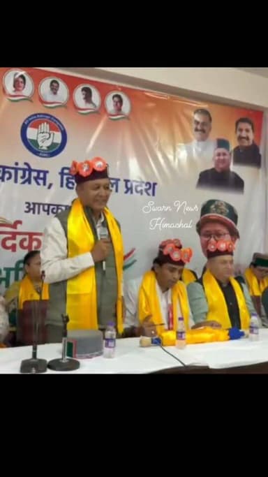 * मंत्री जगत सिंह नेगी ने कांग्रेस के भीतर गुटबाजी और अनुशासनहीनता पर जमकर निशाना साधा।
* नेगी ने आरोप लगाया कि निष्ठावान कार्यकर्ताओं की अनदेखी कर ‘जयचंद’, ‘भगोड़े’ और कथित ‘स्लीपर सेल’ को संगठन में तरजीह दी जा रही है।
* उन्होंने हालिया प्रदेश, जिला और ब्लॉक स्तर की नियुक्तियों पर सवाल उठाते हुए कहा कि इससे पार्टी के जमीनी कार्यकर्ताओं में निराशा बढ़ रही है।
* नेगी ने चेतावनी दी कि वे सबूतों के साथ दिल्ली में कांग्रेस आलाकमान के सामने विधानसभा क्षेत्रवार रिपोर्ट और कथित ‘स्लीपर सेल’ की सूची रखेंगे।