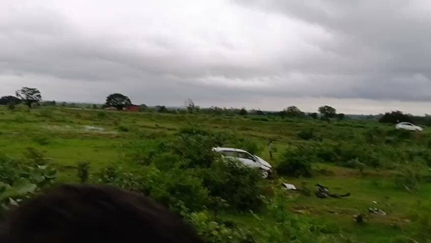 कटनी से पवई जाते समय बिसानी के पास अनियंत्रित हुई कार एयरबैग के कारण बाल बाल बचे परिजन