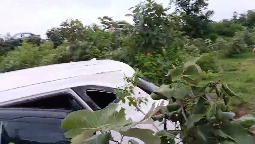 कटनी से पवई जाते समय बिसानी के पास अनियंत्रित हुई कार एयरबैग के कारण बाल बाल बचे परिजन