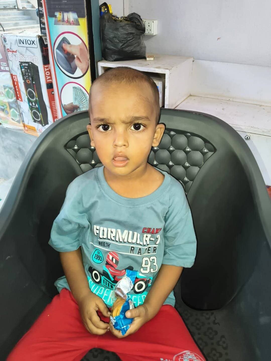 यह बच्चा किसी का खो गया है भरवाड़ा में ।
बच्चा यदुवंशी इलेक्ट्रॉनिक पे है।
+91 70330 83431
मोबाइल नंबर पर सम्पर्क कर के बच्चा को माता पिता के पास भेजवाने के लिऐ सहयोग करे।