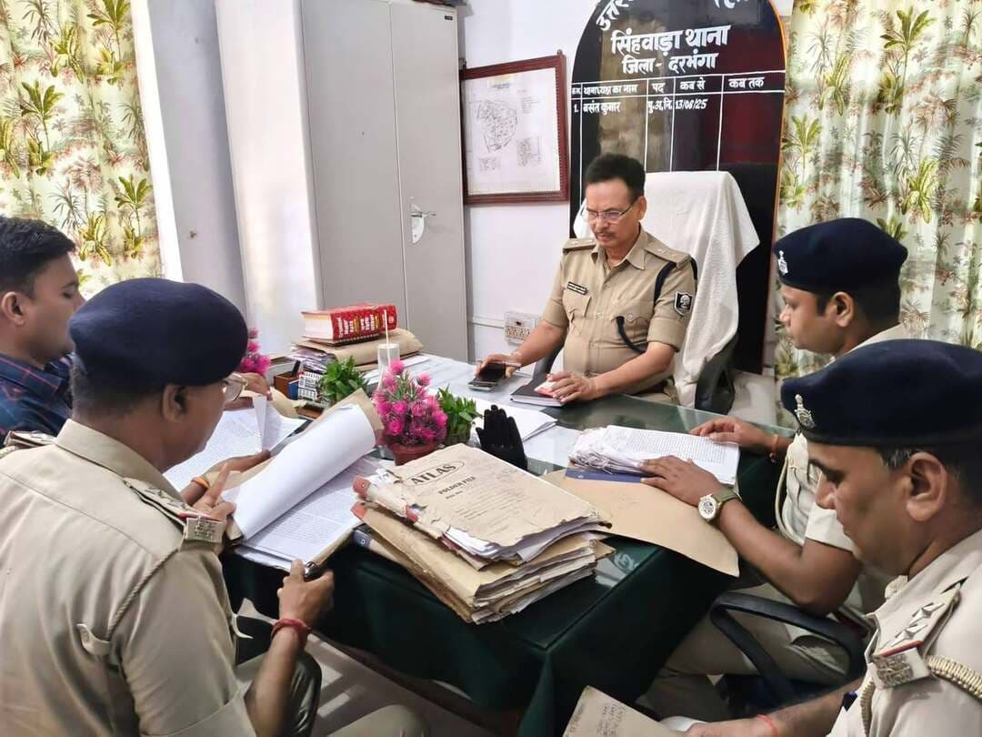 नगर पुलिस अधीक्षक, दरभंगा द्वारा सिंहवाड़ा थाना में किया गया अनुसंधान बैठक....
नगर पुलिस अधीक्षक, दरभंगा द्वारा दिनांक-19.08.2026 को सिंहवाड़ा थाना के सभी अनुसंधानकर्ताओं के साथ थाना के लंबित सभी कांडो का समीक्षा किया गया। समीक्षा के क्रम मे सिंहवाड़ा थानाध्यक्ष एवं थाना के अन्य पुलिस पदाधिकारी उपस्थित थे। समीक्षा के दौरान कांडों में त्वरित गति से निष्पादन हेतु माननीय न्यायालय से वारंट / कुर्की प्राप्त कर वांछित अभियुक्तों की गिरफ्तारी हेतु सभी अनुसंधानकर्ता को आवश्यक दिशा निर्देश दिए गए:-
* कांड का अनुसंधान गुणवतापूर्ण अनुसंधान करने हेतु दिशा-निर्देश दिये गए।
* समीक्षा के क्रम में सभी अनुसंधानकर्ता को कांड दैनिक अद्यतन रखने एवं माह में निष्पादित होने वाले कांडो को भी चिन्हित कर निष्पादन हेतु अनुसंधानकर्ता को आवश्यक दिशा निर्देश दिये गए।
* थाना के प्रतिवेदित कांडो का समीक्षा की गई।
* सभी पंजी को अद्यतन रखने हेतु दिशा निर्देश दिये गए।
* कांड दैनिकी अद्यतन रखने हेतु दिशा-निर्देश दिये गए।
* थाना क्षेत्र में सघन गश्ती हेतु दिशा निर्देश दिये गए।
* विधि व्यवस्था संधारण हेतु आवश्यक दिशा निर्देश दिए गए।
* डायल 112 को भ्रमणशील रखने हेतु, आवश्यक दिशा-निर्देश दिये गए।
* श्रावणी मेला को लेकर दिशा-निर्देश दिये गए।
.
.
#BiharPolice #Darbhangapolice #HainTaiyarHum Bihar Police Information & Public Relations Department, Government of Bihar Home Department, Govt. of Bihar मिथिला क्षेत्र पुलिस