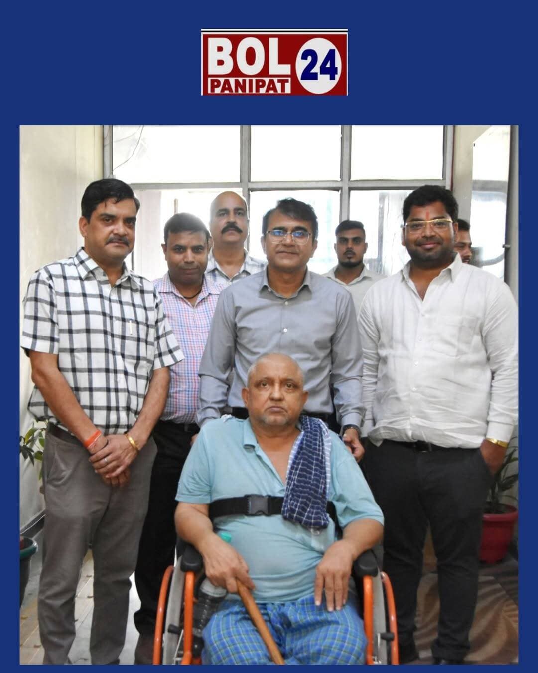 मानव सेवा और जरूरतमंद लोगों की सहायता के लिए सदैव समर्पित संस्था है भारतीय रेडक्रॉस सोसायटी: उपायुक्त डॉ. हरीश कुमार वशिष्ठ
रेडक्रॉस सोसायटी ने जरूरतमंद की जिंदगी आसान बनाने की दिशा में बढ़ाया मदद का हाथ
जरूरतमंद को व्हीलचेयर भेंट कर उपायुक्त ने दिया सेवा और सहयोग का संदेश
मानव सेवा ही रेडक्रॉस का मूल उद्देश्य, जरूरतमंद व्यक्ति तक हरसंभव मदद पहुंचाना प्राथमिकता
जरूरतमंदों की सहायता के लिए हर समय तत्पर है रेडक्रॉस सोसायटी
पानीपत, 19 अगस्त। उपायुक्त एवं रेडक्रॉस सोसायटी के चेयरमैन डॉ. हरीश कुमार वशिष्ठ ने बुधवार को उपायुक्त कार्यालय में एक जरूरतमंद व्यक्ति को व्हीलचेयर भेंट की। इस दौरान उन्होंने कहा कि भारतीय रेडक्रॉस सोसायटी मानव सेवा और जरूरतमंद लोगों की सहायता के लिए सदैव समर्पित संस्था है। समाज के ऐसे लोगों को सहयोग देना, जिन्हें जीवन की सामान्य आवश्यकताओं को पूरा करने में कठिनाइयों का सामना करना पड़ता है, हम सभी की सामाजिक जिम्मेदारी है।
उपायुक्त डॉ. हरीश कुमार वशिष्ठ ने कहा कि रेडक्रॉस सोसायटी का उद्देश्य केवल सहायता उपलब्ध करवाना ही नहीं, बल्कि जरूरतमंद व्यक्ति को सम्मान के साथ बेहतर जीवन जीने का अवसर प्रदान करना भी है। उन्होंने कहा कि किसी जरूरतमंद व्यक्ति के जीवन को थोड़ा भी आसान बनाने में यदि हमारी छोटी-सी मदद काम आती है तो इससे बड़ी मानव सेवा कोई नहीं हो सकती। उन्होंने रेडक्रॉस सोसायटी से जुड़े अधिकारियों और कर्मचारियों को निर्देश दिए कि जरूरतमंद लोगों की पहचान कर उन्हें उनकी आवश्यकता के अनुसार हरसंभव सहायता उपलब्ध करवाने के प्रयास निरंतर जारी रखें।
उन्होंने कहा कि दिव्यांग, बुजुर्ग, आर्थिक रूप से कमजोर तथा अन्य जरूरतमंद लोगों को सरकारी योजनाओं और सामाजिक संस्थाओं के माध्यम से मिलने वाली सुविधाओं का लाभ पहुंचाना प्रशासन की प्राथमिकताओं में शामिल है। उपायुक्त डॉ हरीश ने कहा कि समाज के सक्षम लोगों और स्वयंसेवी संस्थाओं को भी आगे आकर जरूरतमंदों की मदद के लिए योगदान देना चाहिए। इससे समाज में सहयोग, संवेदना और मानवता की भावना और मजबूत होगी।
डॉ. वशिष्ठ ने कहा कि रेडक्रॉस सोसायटी सेवा, संवेदना और समर्पण का प्रतीक है। संस्था द्वारा समय-समय पर जरूरतमंद लोगों को व्हीलचेयर, कृत्रिम अंग, चिकित्सा सहायता तथा अन्य आवश्यक सामग्री उपलब्ध करवाकर उन्हें आत्मनिर्भर और सुगम जीवन जीने में सहयोग दिया जाता है। उन्होंने कहा कि इस प्रकार की सहायता केवल एक वस्तु प्रदान करने तक सीमित नहीं होती, बल्कि यह जरूरतमंद व्यक्ति के आत्मविश्वास को बढ़ाने और उसके जीवन में सकारात्मक बदलाव लाने का माध्यम बनती है। उन्होंने आमजन से भी अपील की कि वे समाज में जरूरतमंद लोगों की पहचान कर उनकी सहायता के लिए आगे आएं।
उन्होंने कहा कि सामूहिक प्रयासों से ही ऐसा समाज बनाया जा सकता है, जहां कोई व्यक्ति स्वयं को असहाय महसूस न करे। प्रशासन और रेडक्रॉस सोसायटी जरूरतमंद लोगों की सहायता के लिए हर संभव कदम उठाने के लिए प्रतिबद्ध है। उन्होंने ब्लॉक स्तर पर कैंप लगाकर लोगों को जागरूक करने के भी निर्देश दिए। इस मौके पर रेड क्रॉस सोसायटी के सचिव गौरव रामकरण, प्रशिक्षण अधिकारी हरमेश, राहगीरी संयोजक एडवोकेट संदीप जिंदल, स्टाफ सदस्य लालचंद और अमित मौजूद रहे