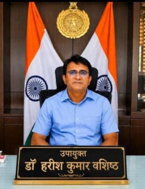 राजकीय महिला महाविद्यालय डाहर में दाखिले का सुनहरा अवसर, 23 अगस्त तक ओपन काउंसलिंग: उपायुक्त डॉ. हरीश कुमार वशिष्ठ
बेटियों की उच्च शिक्षा को नई उड़ान दे रहा राजकीय महिला महाविद्यालय डाहर, बीए में 160 सीटें उपलब्ध
ग्रामीण क्षेत्र की बेटियों को घर के नजदीक उच्च शिक्षा की सुविधा, महाविद्यालय में दाखिला प्रक्रिया जारी
23 अगस्त तक फिजिकल ओपन काउंसलिंग, छात्राएं जल्द लें दाखिले का लाभ
पानीपत, 19 अगस्त। राजकीय महिला महाविद्यालय डाहर, पानीपत में शैक्षणिक सत्र 2026-27 के लिए दाखिला प्रक्रिया जारी है। महाविद्यालय में छात्राओं को उच्च शिक्षा के बेहतर अवसर उपलब्ध कराने के उद्देश्य से विभिन्न विषयों में दाखिले दिए जा रहे हैं। दाखिला प्रक्रिया 22 जुलाई से शुरू हुई थी। फिलहाल महाविद्यालय का संचालन सामुदायिक केंद्र में किया जा रहा है।
राजकीय महिला महाविद्यालय डाहर भगत फूल सिंह महिला विश्वविद्यालय, खानपुर कलां से संबद्ध है। शैक्षणिक सत्र 2026-27 में बीए की 160 तथा बीकॉम की 80 सीटें उपलब्ध हैं। बीए में अंग्रेजी, हिंदी, इतिहास, भूगोल, अर्थशास्त्र, गणित, राजनीतिक विज्ञान, कंप्यूटर साइंस और शारीरिक शिक्षा जैसे विषय शामिल किए गए हैं।
प्रथम मेरिट सूची के माध्यम से बीए में 17 छात्राओं ने दाखिला लिया। इसके बाद फिजिकल ओपन काउंसलिंग के माध्यम से भी 6 छात्राओं ने प्रवेश लिया है। महाविद्यालय में फिजिकल ओपन काउंसलिंग के तहत दाखिला लेने की अंतिम तिथि 23 अगस्त निर्धारित की गई है। ऐसे में इच्छुक छात्राओं को निर्धारित तिथि से पहले महाविद्यालय में संपर्क कर दाखिले का अवसर प्राप्त करना चाहिए।
उपायुक्त डॉ. हरीश कुमार वशिष्ठ ने कहा कि बेटियों को गुणवत्तापूर्ण एवं सुलभ उच्च शिक्षा उपलब्ध कराना प्रशासन की प्राथमिकताओं में शामिल है। राजकीय महिला महाविद्यालय डाहर शुरू होने से आसपास के ग्रामीण क्षेत्र की छात्राओं को उच्च शिक्षा के लिए दूर नहीं जाना पड़ेगा। उन्होंने कहा कि शिक्षा केवल डिग्री हासिल करने का माध्यम नहीं, बल्कि बेटियों को आत्मनिर्भर, सक्षम और आत्मविश्वासी बनाने का सबसे मजबूत आधार है।
उपायुक्त ने अभिभावकों से भी आह्वान किया कि वे अपनी बेटियों को उच्च शिक्षा के लिए प्रोत्साहित करें और उपलब्ध अवसरों का पूरा लाभ उठाने के लिए उनका सहयोग करें।
महाविद्यालय के प्राचार्य सुभाष चंद्र जागलान ने कहा कि राजकीय महिला महाविद्यालय डाहर क्षेत्र की बेटियों के लिए उच्च शिक्षा का महत्वपूर्ण केंद्र बनने की दिशा में आगे बढ़ रहा है। हमारा प्रयास है कि छात्राओं को गुणवत्तापूर्ण शिक्षा के साथ-साथ ऐसा सकारात्मक वातावरण उपलब्ध कराया जाए, जहां वे अपनी प्रतिभा को निखार सकें और भविष्य में आत्मनिर्भर बन सकें।
उन्होंने कहा कि बीए में विभिन्न रोजगारपरक एवं उपयोगी विषयों का विकल्प छात्राओं को अपनी रुचि और भविष्य की संभावनाओं के अनुसार विषय चुनने का अवसर देता है। उन्होंने पात्र छात्राओं से अपील की कि वे 23 अगस्त तक फिजिकल ओपन काउंसलिंग के माध्यम से दाखिले का अवसर अवश्य प्राप्त करें।
महाविद्यालय प्रशासन ने छात्राओं एवं अभिभावकों से अपील की है कि वे दाखिले से संबंधित जानकारी के लिए महाविद्यालय से संपर्क करें और निर्धारित अंतिम तिथि का विशेष ध्यान रखें।