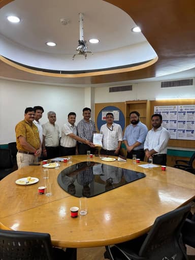 MSME उद्योगों पर PNG की बढ़ती कीमतों का भारी दबाव
IEA प्रतिनिधिमंडल ने IGL अधिकारियों से की कीमत कम करने और पारदर्शिता की मांग
गाजियाबाद, 19 अगस्त 2026: इंडस्ट्रियल एंटरप्रेन्योर्स एसोसिएशन (IEA) के प्रतिनिधिमंडल ने इंद्रप्रस्थ गैस लिमिटेड (IGL) के अधिकारियों से मुलाकात कर पिछले कुछ महीनों में PNG की कीमतों में हुई तेज बढ़ोतरी का मुद्दा प्रमुखता से उठाया। IEA के अनुसार, PNG की कीमत करीब ₹52 प्रति SCM से बढ़कर ₹99 प्रति SCM तक पहुंच गई है। इससे MSME उद्योगों की उत्पादन लागत पर भारी दबाव पड़ा है और छोटे एवं मध्यम उद्योगों के सामने व्यवसाय संचालन तथा प्रतिस्पर्धा बनाए रखने की चुनौती बढ़ गई है।
IEA अध्यक्ष श्री संजीव शर्मा ने बैठक में कहा कि PNG की कीमतों में लगभग दोगुनी वृद्धि हुई है, जबकि MSME क्षेत्र के ग्राहक उत्पादों की कीमतों में उसी अनुपात में बढ़ोतरी स्वीकार नहीं कर रहे हैं। ऐसे में बढ़ी हुई ऊर्जा लागत का पूरा भार ग्राहकों पर डालना उद्योगों के लिए संभव नहीं है।
उन्होंने कहा कि MSME क्षेत्र पहले से ही वेतन वृद्धि और अन्य बढ़ती उत्पादन लागतों का सामना कर रहा है। ऐसे समय में PNG की कीमतों में तेज वृद्धि ने उद्योगों की आर्थिक स्थिति को और चुनौतीपूर्ण बना दिया है।
IEA प्रतिनिधिमंडल ने PNG की कीमतों में बदलाव को लेकर पारदर्शिता और पूर्व सूचना (Pre-intimation) का मुद्दा भी IGL अधिकारियों के समक्ष उठाया। संगठन का कहना है कि ऊर्जा लागत में अचानक वृद्धि होने से उद्योग अपने उत्पादन, लागत और ग्राहक अनुबंधों की बेहतर तरीके से योजना नहीं बना पाते।
IEA ने IGL से मांग की कि MSME क्षेत्र के लिए PNG की कीमतों में तत्काल राहत दी जाए, ताकि छोटे एवं मध्यम उद्योग अपनी प्रतिस्पर्धात्मकता बनाए रख सकें। संगठन ने कहा कि ऊर्जा लागत लगातार बढ़ने से उत्पादन, रोजगार और MSME क्षेत्र की छोटी इकाइयों पर सीधा असर पड़ सकता है।
बैठक में IGL की ओर से श्री अशोक कुमार, GM PNG Marketing, श्री अर्जुन शुक्ला, DGM Marketing और श्री पॉली गेरा, DGM PNG Marketing उपस्थित रहे।
IEA प्रतिनिधिमंडल में अध्यक्ष संजीव शर्मा, पी.के. तिवारी, अंकित गोयल, महिपाल सिंह एवं विपुल गर्ग शामिल रहे।