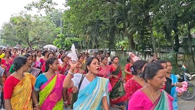 #BreakingNews কু*রু*চিকর ম*ন্তব্য,গর্জে উঠল রাজবংশী মা বোনেরা আলিপুরদুয়ার থানা ঘেরাও করে বিক্ষো*ভ, FIR দায়ের "মা ভবানীর"
#rajbanshiculture #রাজবংশী #Maabhabani #culture #WBP Alipurduar District Police BJP Alipurduar Mithu Das #alipurduardistrict #highlightseveryone