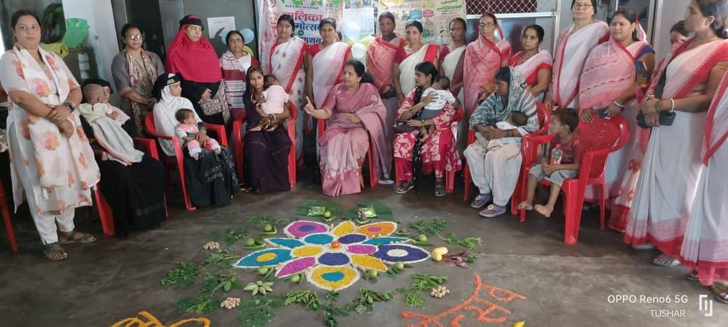 समाहरणालय, बेगूसराय
=================
(जिला जन-संपर्क कार्यालय)
====================
प्रेस विज्ञप्ति 136
दिनांक 19 अगस्त, 2026
=================
बेगूसराय जिले में बच्चों के पोषण, स्वास्थ्य, समुचित वृद्धि-विकास तथा बालिकाओं के प्रति सकारात्मक सामाजिक दृष्टिकोण को बढ़ावा देने के उद्देश्य से 19 अगस्त 2026 को जिले की सभी बाल विकास परियोजनाओं के अंतर्गत अन्नप्राशन दिवस का आयोजन उत्साह एवं उल्लास के साथ किया गया। महिला एवं बाल विकास निगम कार्यालय, बेगूसराय के अंतर्गत संचालित ‘बेटी बचाओ, बेटी पढ़ाओ’ अभियान के तहत जिला प्रोग्राम पदाधिकारी के निर्देशानुसार आयोजित इन कार्यक्रमों में ‘बेटी जन्मोत्सव’ एवं विभिन्न जागरूकता गतिविधियों का भी आयोजन किया गया।
नगर निगम क्षेत्र अंतर्गत आंगनवाड़ी केंद्र संख्या-69, विष्णुपुर में अन्नप्राशन दिवस सह पोषण उत्सव का आयोजन किया गया। कार्यक्रम का उद्घाटन उप मेयर श्रीमती अनीता राय, स्थानीय वार्ड पार्षद एवं बाल विकास परियोजना पदाधिकारी रंजना कुमारी ने संयुक्त रूप से दीप प्रज्वलित कर किया। आंगनवाड़ी केंद्र को रंगोली, गुब्बारों एवं फूलों से सजाया गया था। महिलाओं द्वारा पारंपरिक सोहर एवं पोषण जागरूकता गीत प्रस्तुत किए गए। इस अवसर पर बालिकाओं का विशेष अन्नप्राशन कर उन्हें उपहार प्रदान किए गए।
कार्यक्रम को संबोधित करते हुए उप मेयर श्रीमती अनीता राय ने कहा कि छह माह की आयु पूरी होने के बाद शिशुओं को मां के दूध के साथ पूरक आहार देना उनके शारीरिक एवं मानसिक विकास के लिए आवश्यक है। सुपोषित बच्चे ही स्वस्थ एवं सशक्त समाज की नींव रखते हैं। ‘बेटी बचाओ, बेटी पढ़ाओ’ अभियान के तहत बालिकाओं का विशेष अन्नप्राशन समाज में बेटा-बेटी के बीच समानता एवं बेटियों के स्वास्थ्य के प्रति सकारात्मक संदेश देता है।
इसी क्रम में जिले की सभी बाल विकास परियोजनाओं में ‘बेटी बचाओ, बेटी पढ़ाओ’ अभियान के तहत ‘बेटी जन्मोत्सव’ एवं जागरूकता कार्यक्रम आयोजित किए गए। तेघड़ा अनुमंडल अस्पताल एवं बरौनी प्रखंड अस्पताल में भी ‘बेटी जन्मोत्सव’ कार्यक्रम आयोजित किया गया। कार्यक्रम के दौरान लाभार्थी कन्या शिशुओं का अन्नप्राशन कराया गया तथा उन्हें वस्त्र प्रदान कर सम्मानित किया गया। उनकी माताओं को फलों की टोकरी एवं बधाई संदेश कार्ड देकर प्रोत्साहित किया गया। जिले में आयोजित विभिन्न कार्यक्रमों के दौरान कुल 90 कन्या शिशुओं को ड्रेस तथा उनकी माताओं को बधाई संदेश कार्ड एवं फलों की टोकरी प्रदान की गई।
मंसूरचक बाल विकास परियोजना के अंतर्गत भी अन्नप्राशन गतिविधि एवं ‘बेटी बचाओ, बेटी पढ़ाओ’ अभियान के तहत जागरूकता कार्यक्रम आयोजित किया गया। लाभार्थी बच्चे का विधिवत अन्नप्राशन कराया गया तथा बच्चे को वस्त्र प्रदान कर सम्मानित किया गया। साथ ही बच्चे की माता को प्रशस्ति-पत्र देकर प्रोत्साहित किया गया।
रमदिरि-4 स्थित आंगनवाड़ी केंद्र संख्या-3 पर भी सामूहिक अन्नप्राशन कार्यक्रम आयोजित किया गया। पात्र शिशुओं का विधिवत अन्नप्राशन कराया गया तथा अभिभावकों को शिशुओं के उचित पोषण, स्वास्थ्य एवं समुचित वृद्धि-विकास के संबंध में जागरूक किया गया। कार्यक्रम में मटिहानी बाल विकास परियोजना एवं महिला विकास निगम की टीम ने सहभागिता की।
कार्यक्रमों के माध्यम से उपस्थित माताओं, अभिभावकों एवं आमजनों को बाल पोषण, बच्चों की समुचित देखभाल, बालिकाओं की शिक्षा एवं सुरक्षा तथा बेटा-बेटी में समानता का संदेश दिया गया। इस अवसर पर यह संदेश दिया गया कि स्वस्थ बचपन और शिक्षित बेटियां ही सशक्त एवं समृद्ध समाज की मजबूत नींव हैं।
इन आयोजनों में जिला परियोजना प्रबंधक डॉ. अनुजा कुमारी, वन स्टॉप सेंटर, बेगूसराय की केंद्र प्रशासक वीणा कुमारी, परामर्शी स्वीटी कुमारी, केस वर्कर मणिभूषण मिश्रा, डीएचईडब्ल्यू के जिला मिशन समन्वयक राजकुमार सिन्हा सहित संबंधित बाल विकास परियोजना पदाधिकारी, महिला पर्यवेक्षिका, प्रखंड समन्वयक, आंगनवाड़ी सेविका-सहायिका, आशा कार्यकर्ता, एएनएम, अस्पताल के चिकित्सक, लाभार्थी बच्चे एवं उनकी माताएं तथा आमजन उपस्थित रहे। तकनीकी सहयोगी संस्था पिरामल फाउंडेशन के प्रतिनिधियों ज्ञानोदय प्रकाश, दीपक मिश्रा, आदित्य विशाल एवं गणेश खम्बे ने भी सक्रिय सहभागिता निभाई।
सामुदायिक सहभागिता के साथ आयोजित इन कार्यक्रमों के माध्यम से जिले में पोषण, स्वास्थ्य, बालिकाओं की शिक्षा एवं सुरक्षा तथा ‘बेटी बचाओ, बेटी पढ़ाओ’ के संदेश को जन-जन तक पहुंचाने और बालिकाओं के प्रति सकारात्मक सामाजिक दृष्टिकोण विकसित करने की दिशा में महत्वपूर्ण पहल की गई।