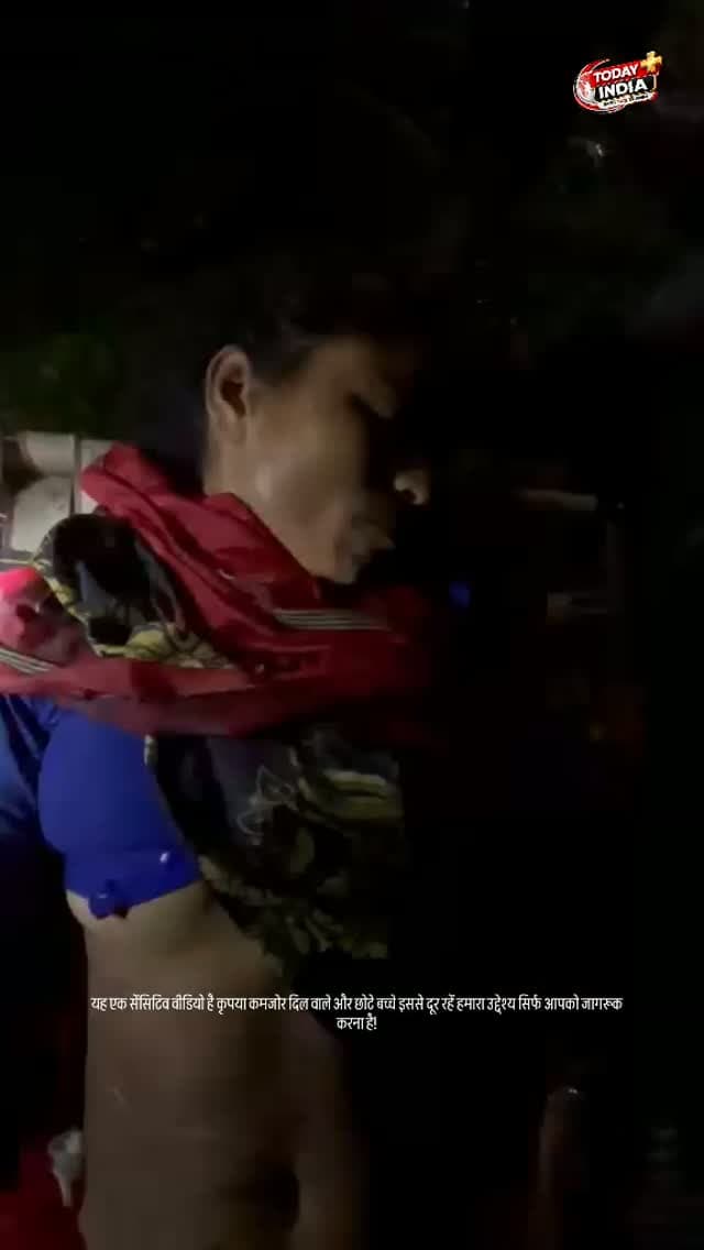 कड़ा धाम पुलिस व फायर ब्रिगेड ने कुएं में कूदी महिला की बचाई जान
कौशांबी। कड़ा धाम थाना क्षेत्र में पति-पत्नी के विवाद के बाद एक महिला ने कुएं में छलांग लगा दी। घटना की सूचना मिलते ही कड़ा धाम पुलिस तत्काल मौके पर पहुंची और फायर ब्रिगेड की टीम को बुलाया।
पुलिस और फायर ब्रिगेड की टीम ने कड़ी मशक्कत करते हुए महिला को सुरक्षित कुएं से बाहर निकाल लिया। महिला की पहचान दादूपुर गांव निवासी मंजू देवी पत्नी विनोद के रूप में हुई है।
महिला को सकुशल बाहर निकालने के बाद पुलिस ने उसके परिजनों को मौके पर बुलाया और महिला को उनके सुपुर्द कर दिया। पुलिस और फायर ब्रिगेड की त्वरित कार्रवाई से महिला की जान बच गई। घटना के बाद पुलिस की तत्परता की स्थानीय लोगों ने सराहना की।
#Kaushambi #KadadhamPolice #FireBrigade #KaushambiNews #SaraiAqil PoliceRescue BreakingNews UPPolice महिलाकीजानबची कौशांबीसमाचार